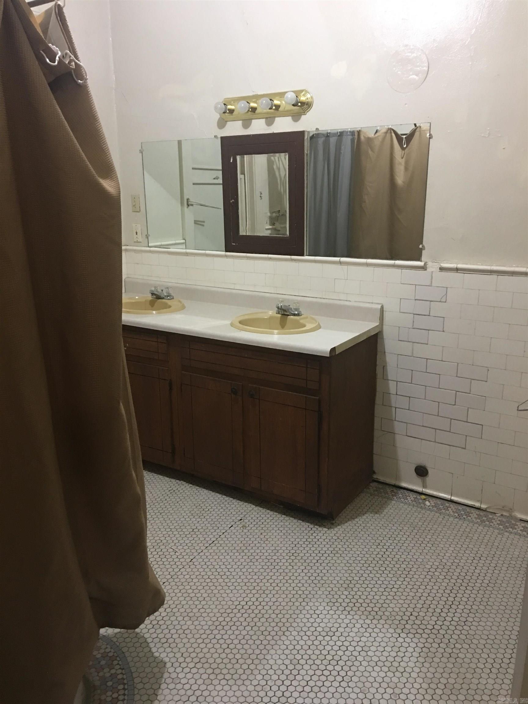 2216 S Izard  Little Rock, AR