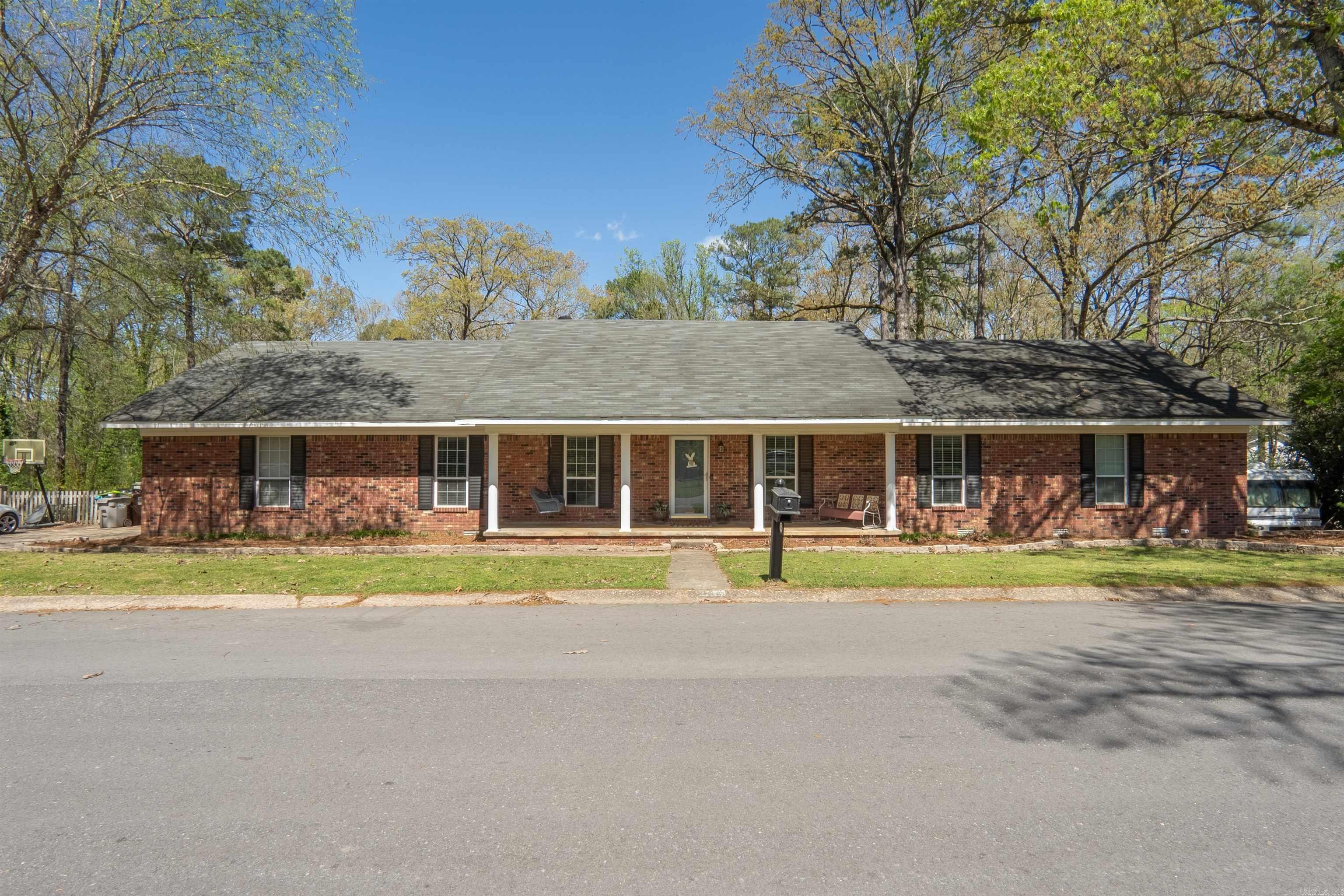1529 Lenore Drive — photo 2