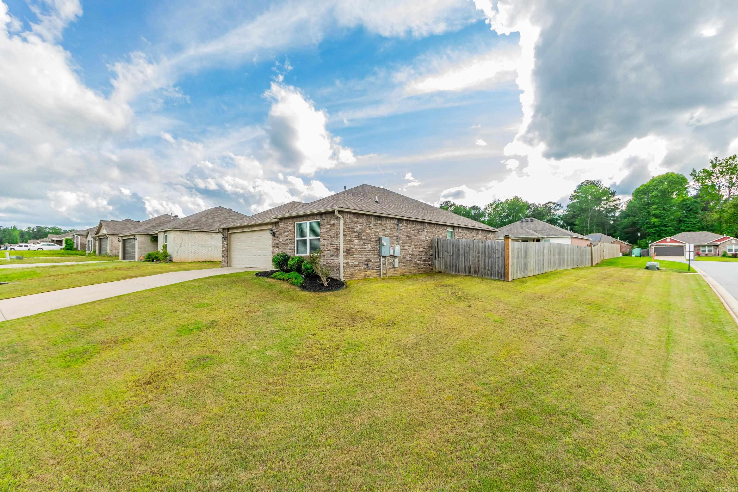5001 Woodstream Drive — photo 3