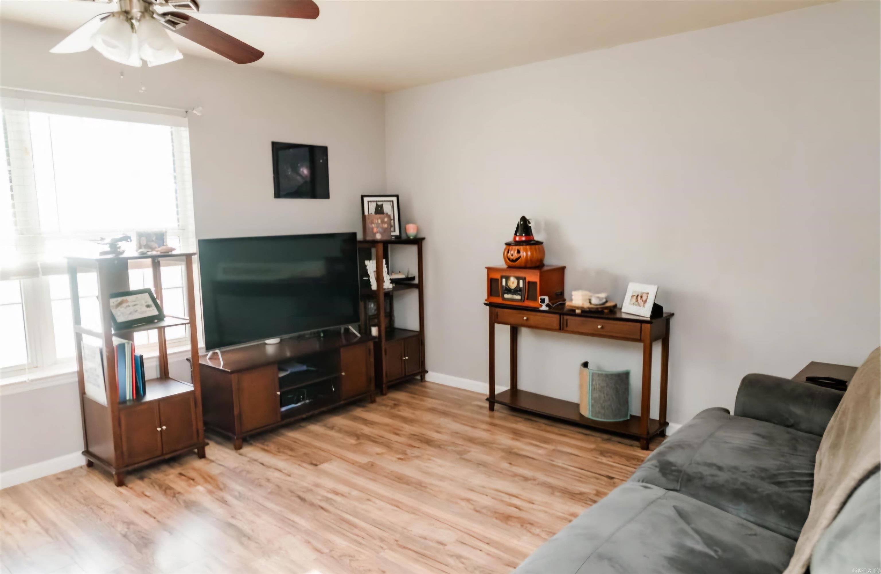 921 Cole — photo 2