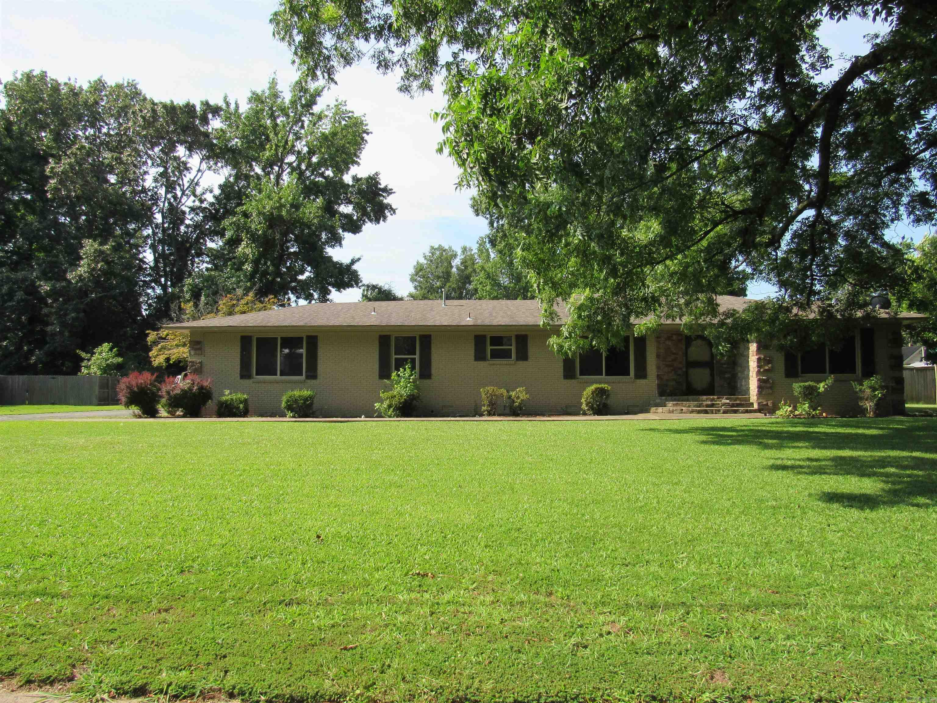 201 W Palm  Lonoke, AR