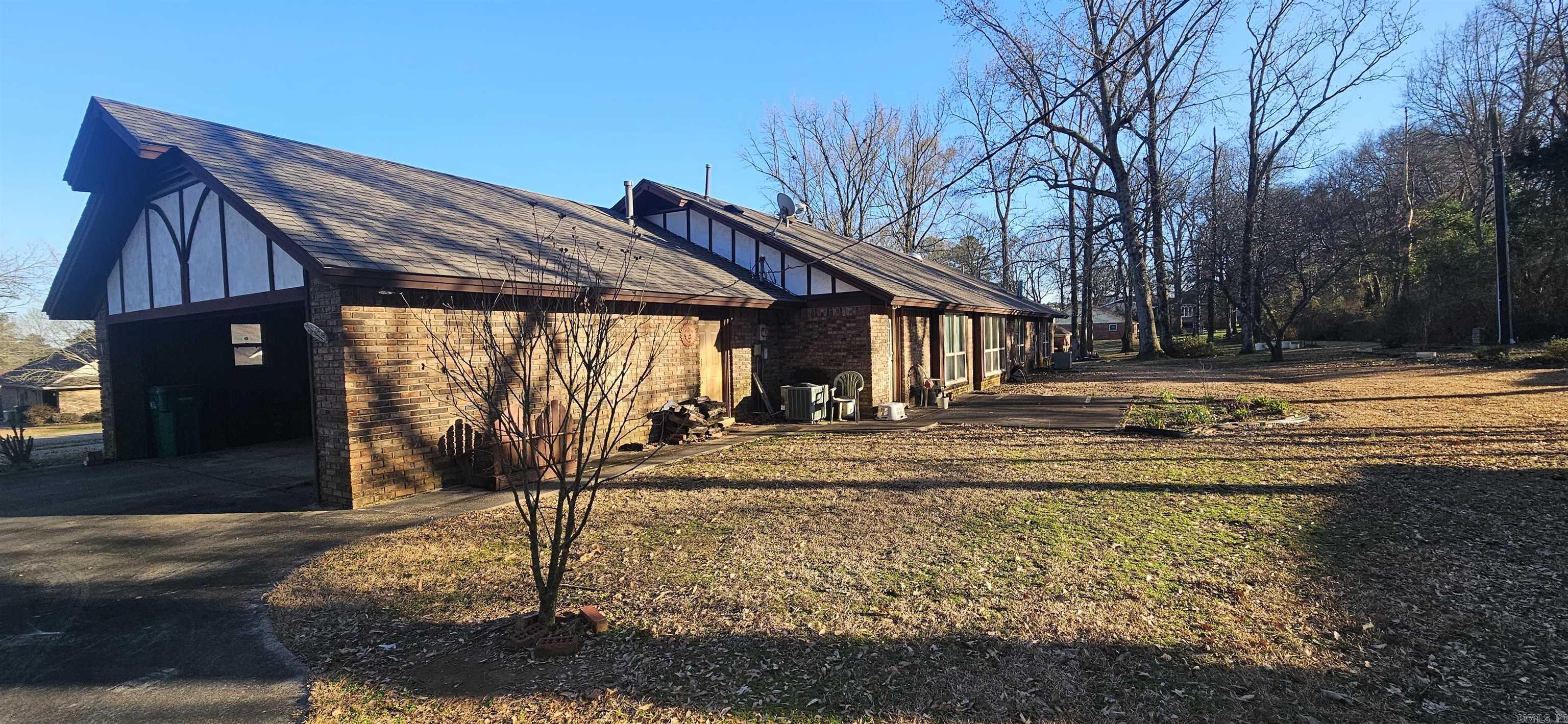 1105 N 15th  Nashville, AR