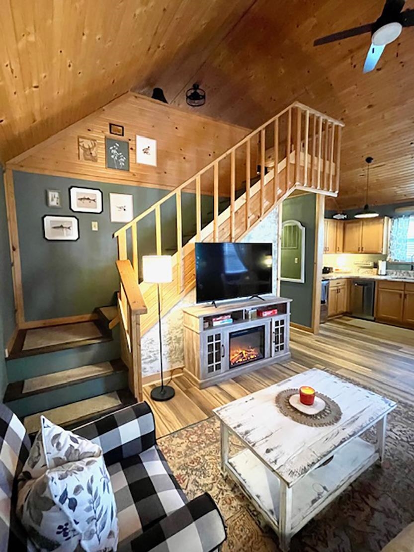 89 B E Valley  Hardy, AR