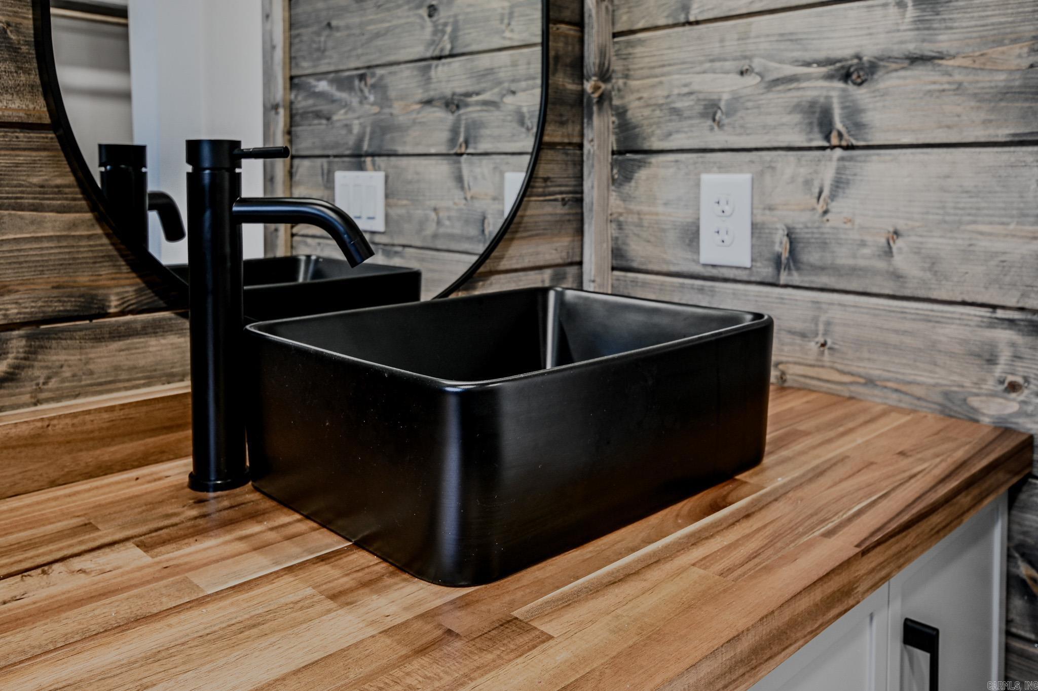 305 N Reine Street Mena, AR 71953