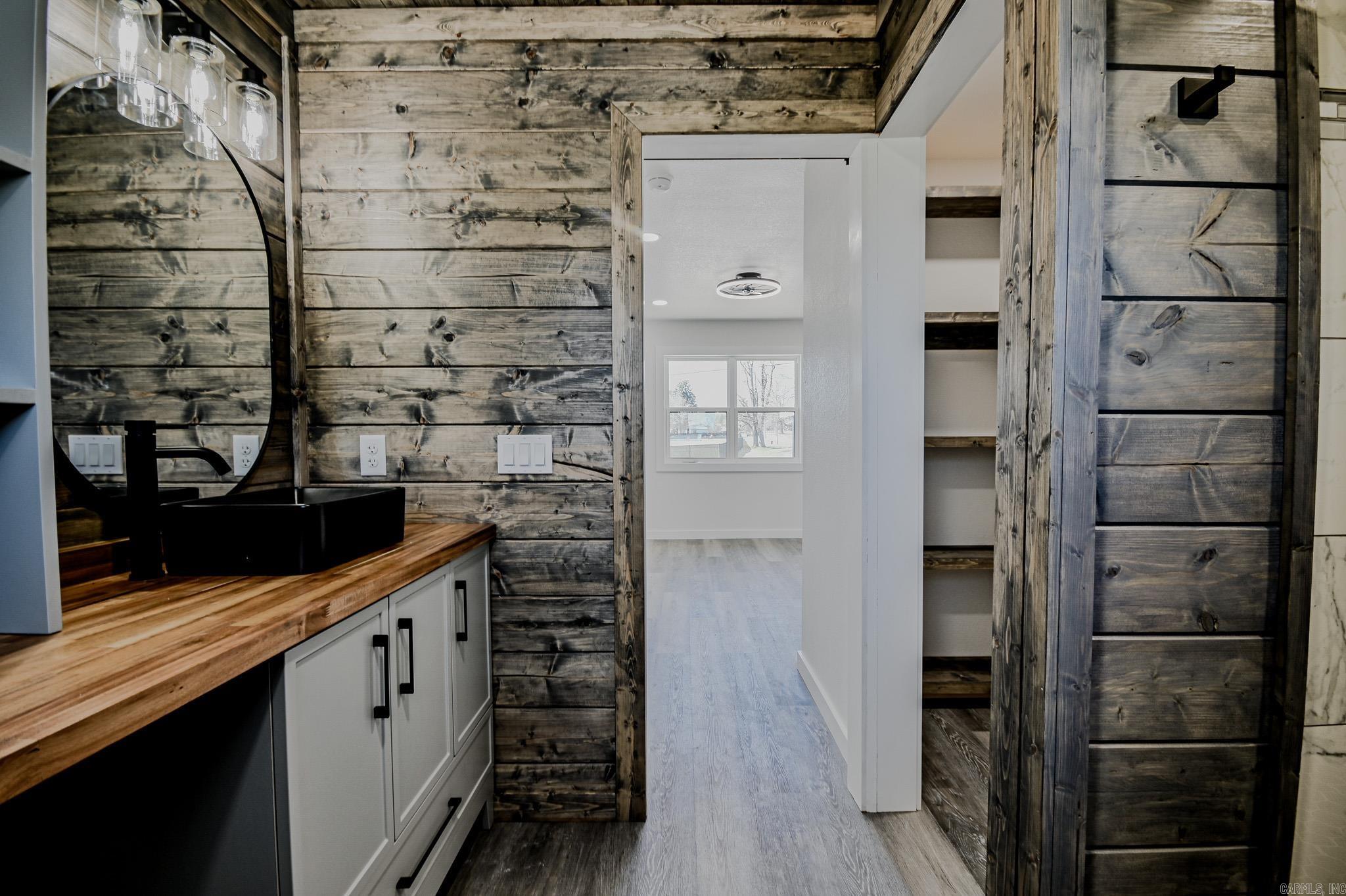 305 N Reine Street Mena, AR 71953