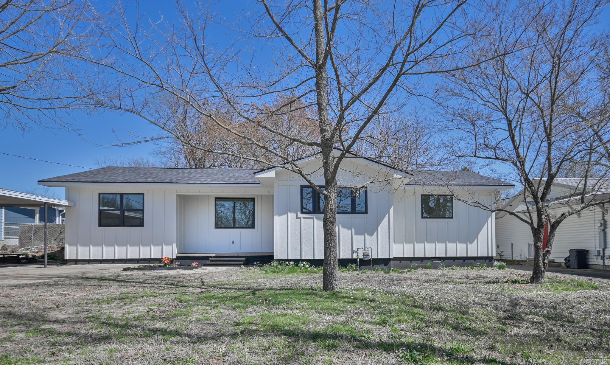 305 N Reine Street Mena, AR 71953