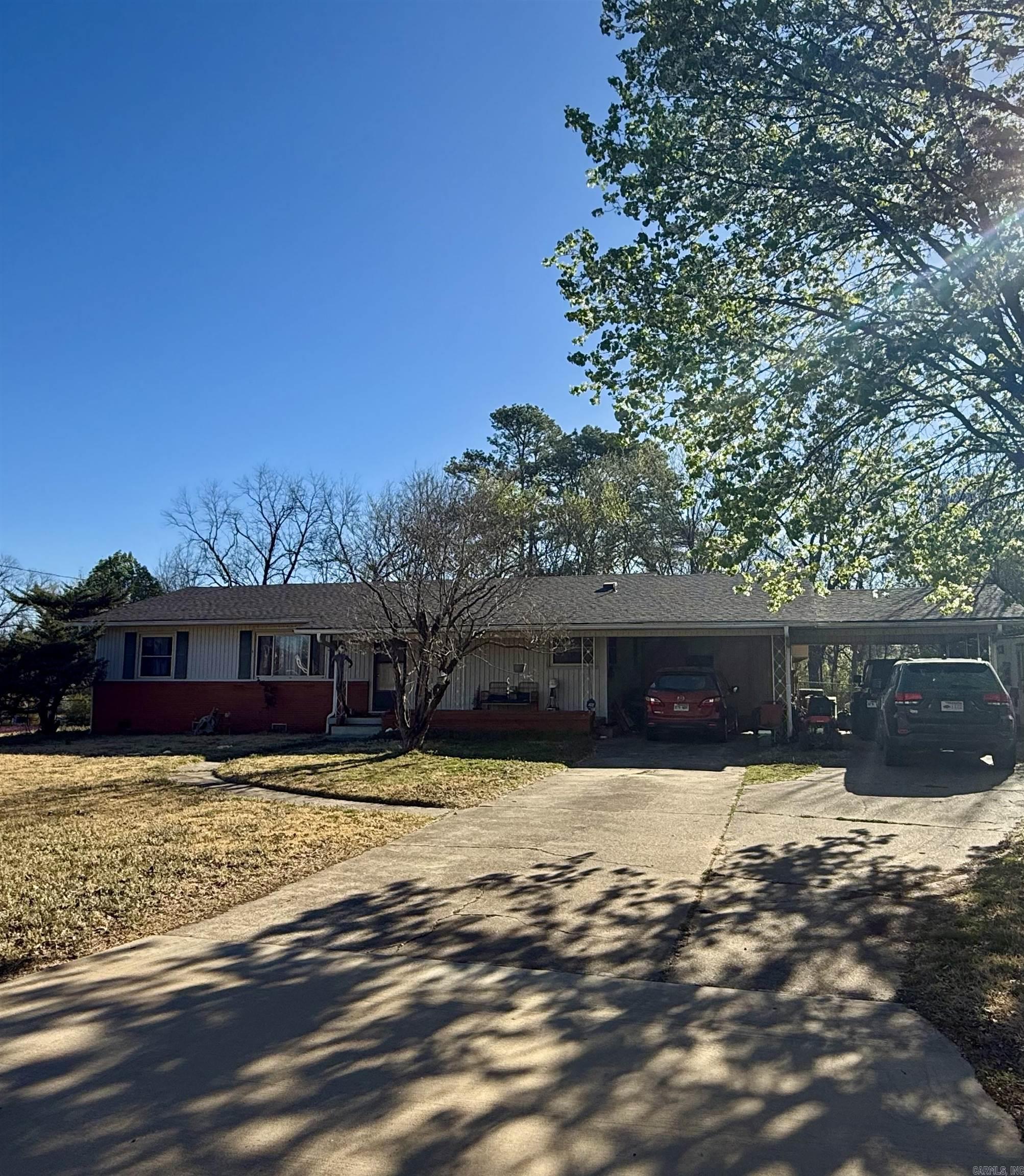 504 N Montgomery  Clarksville, AR