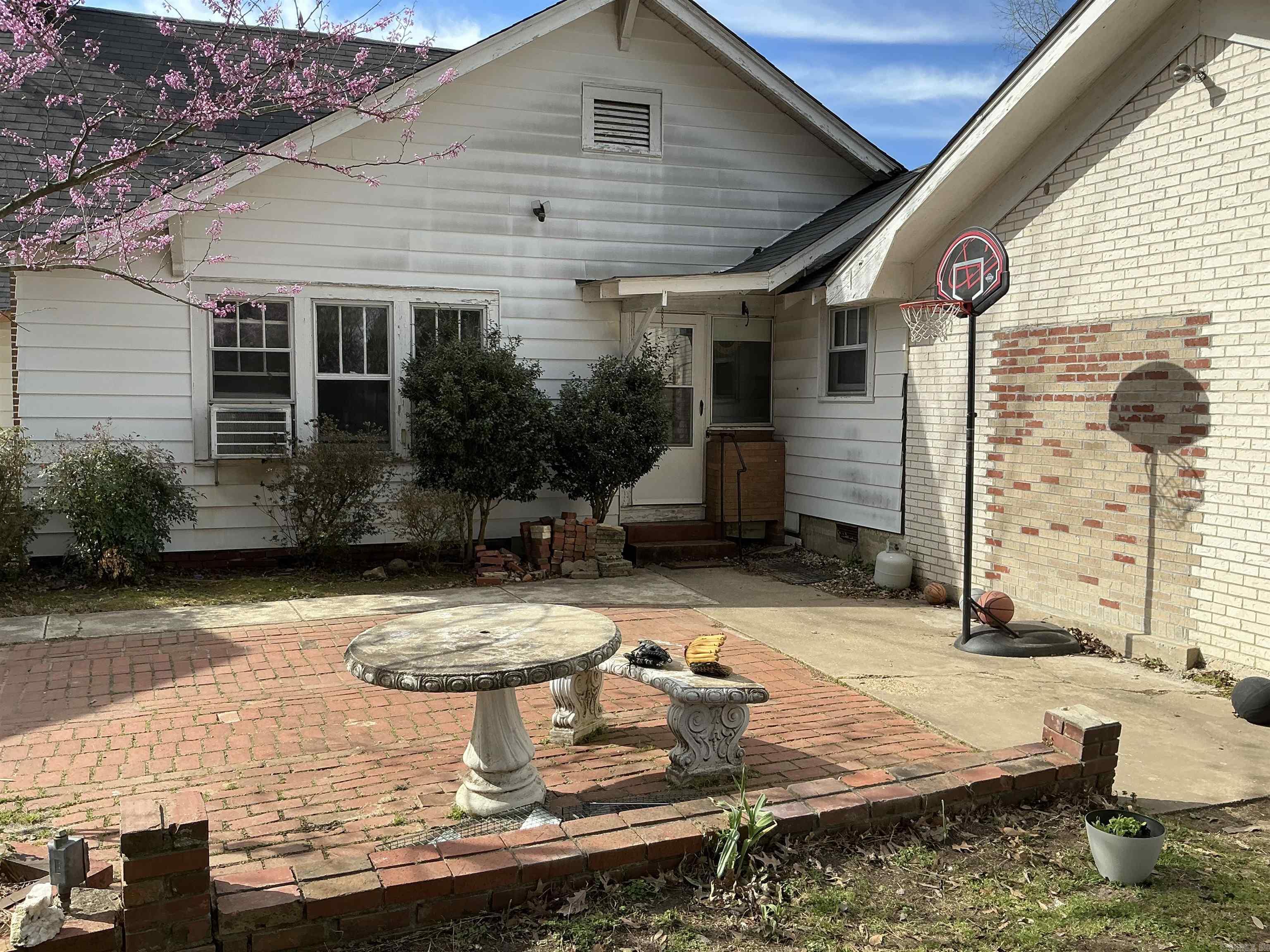 206 W High  Sheridan, AR