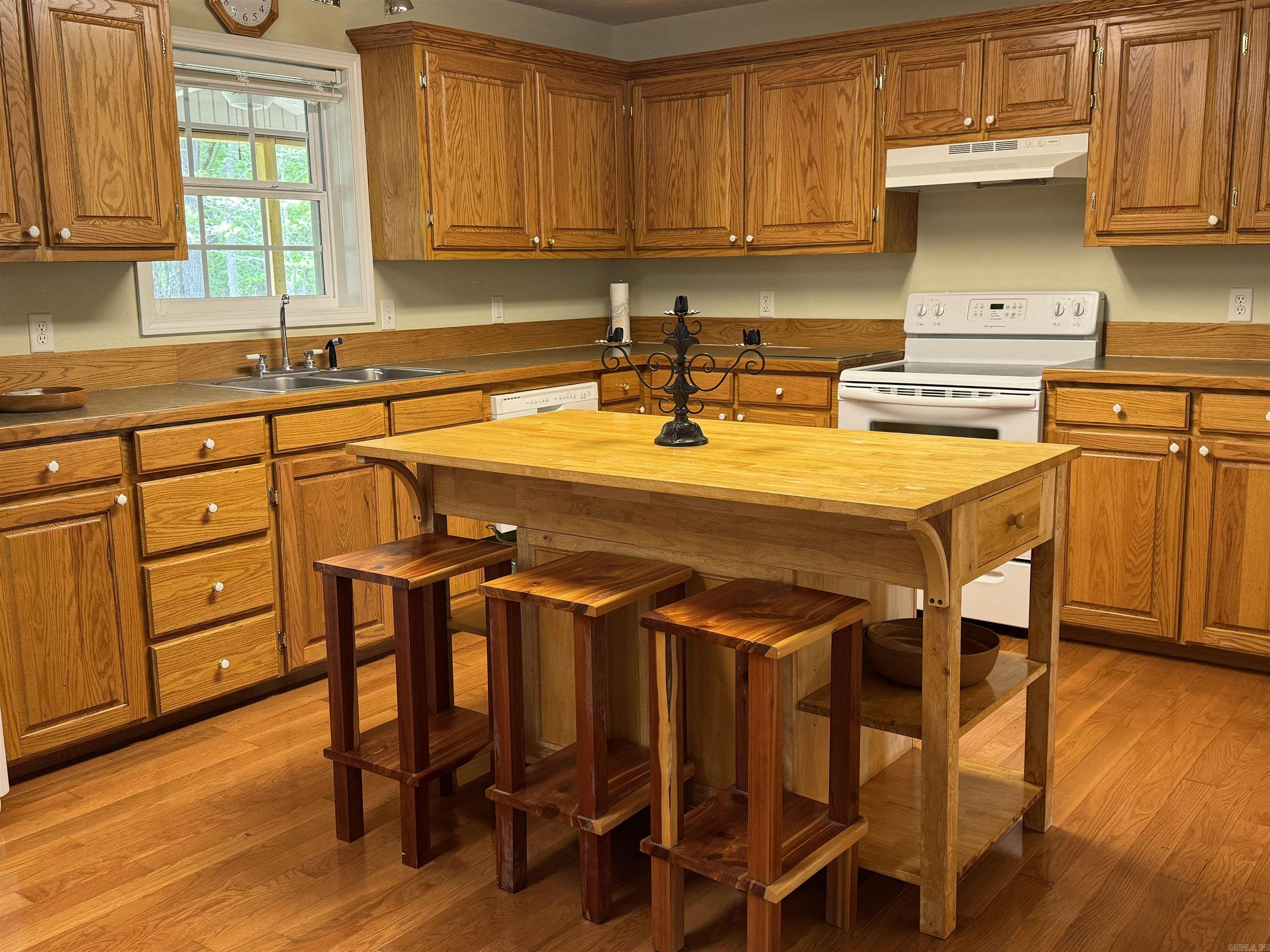 884 Lakehill Lane Peel, AR 72668