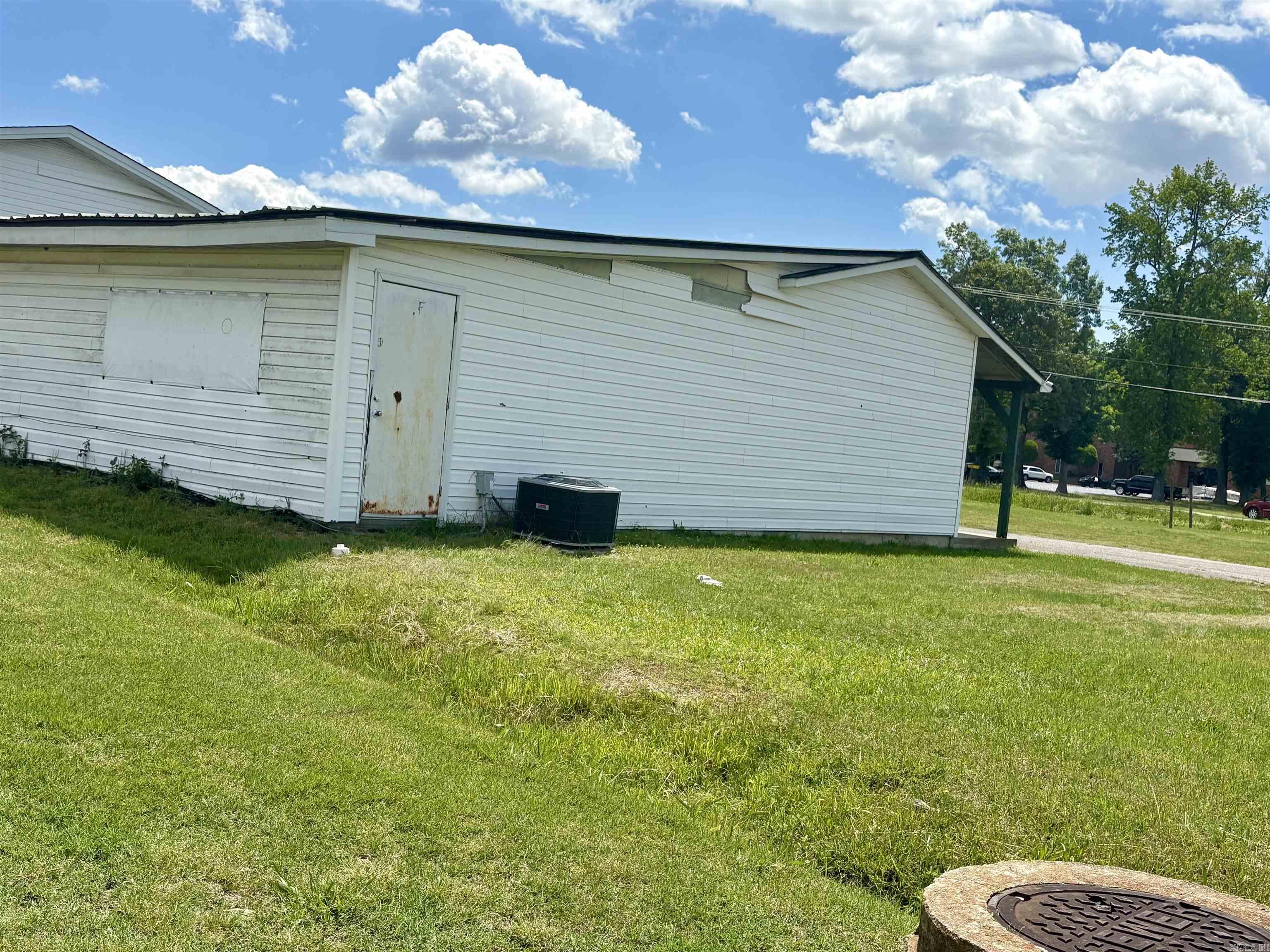 1898 E Market  Searcy, AR