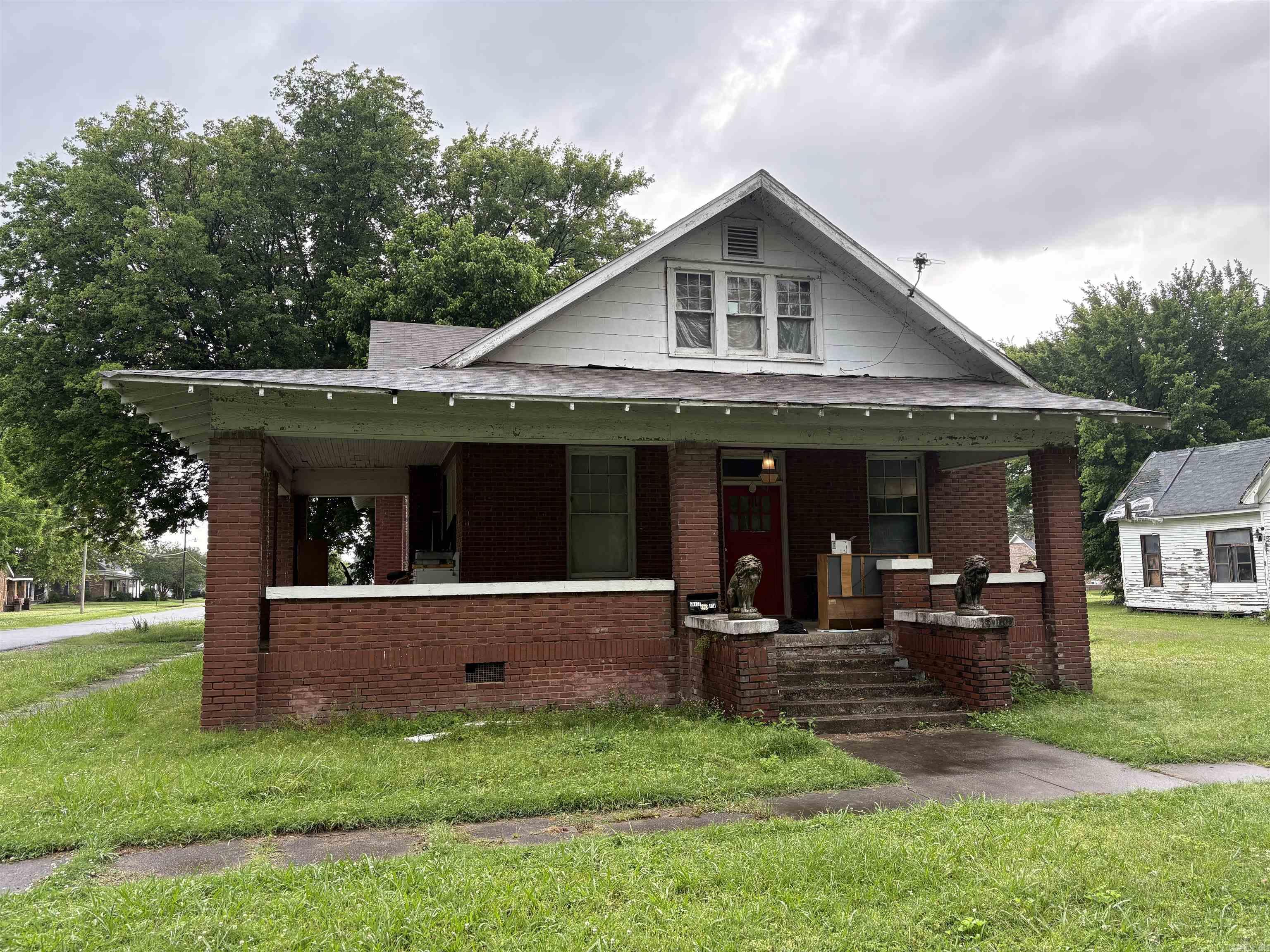 101 NE 4th  England, AR