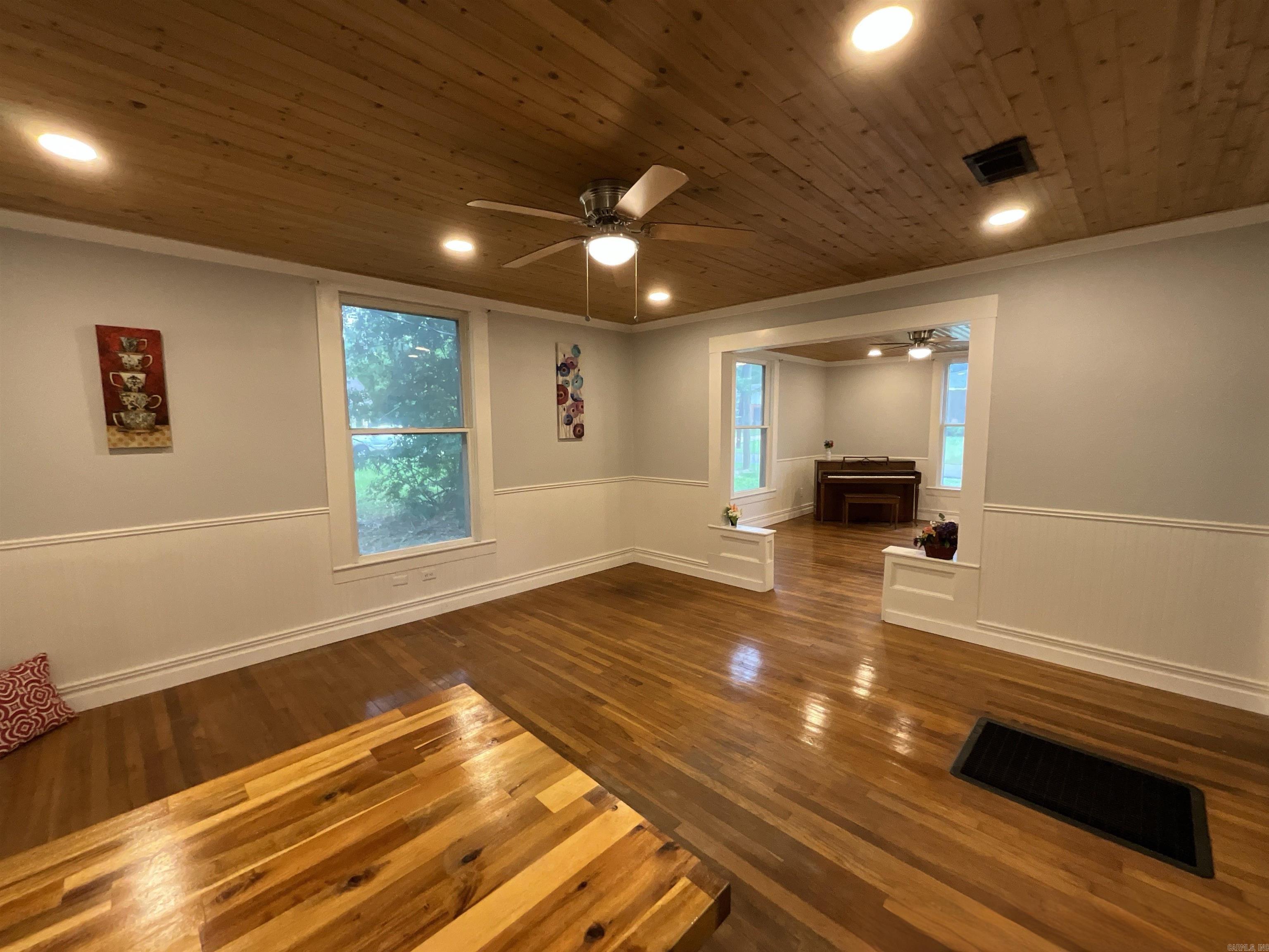 301 W Frazior  Linden, TX