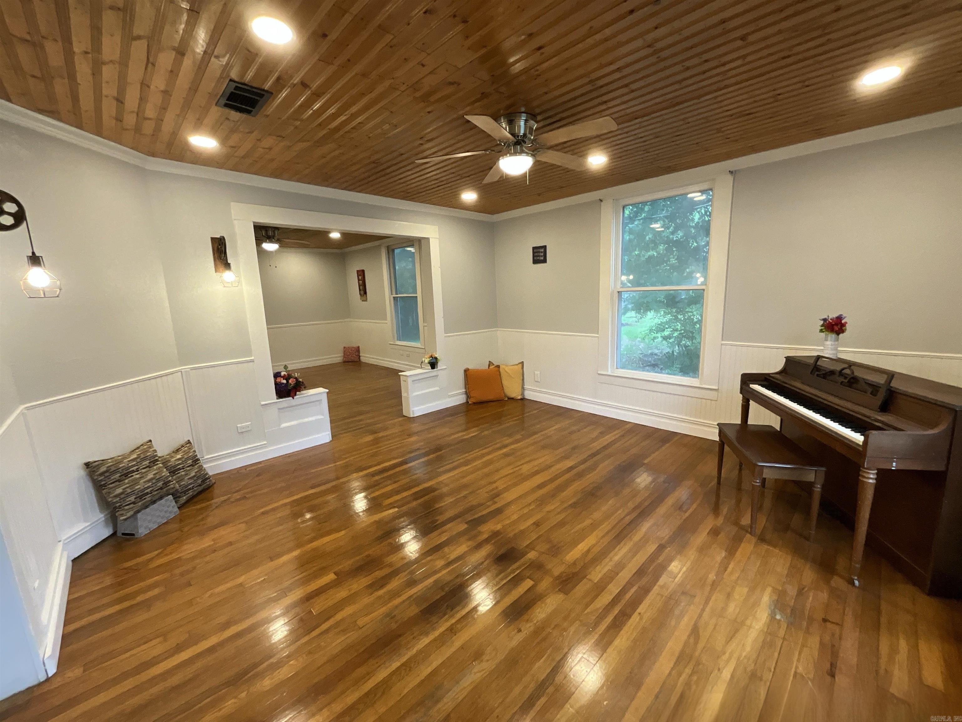 301 W Frazior  Linden, TX