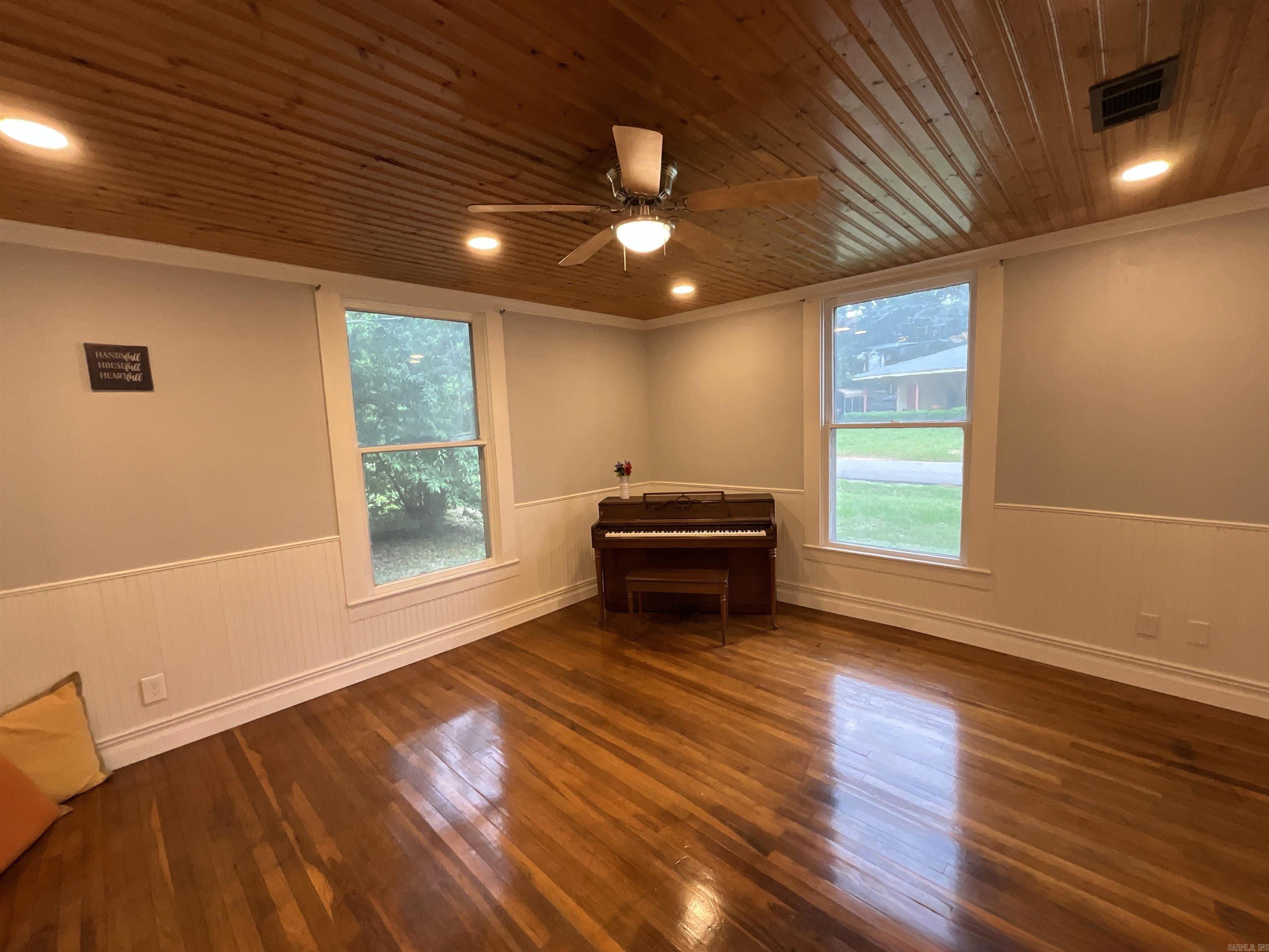 301 W Frazior  Linden, TX