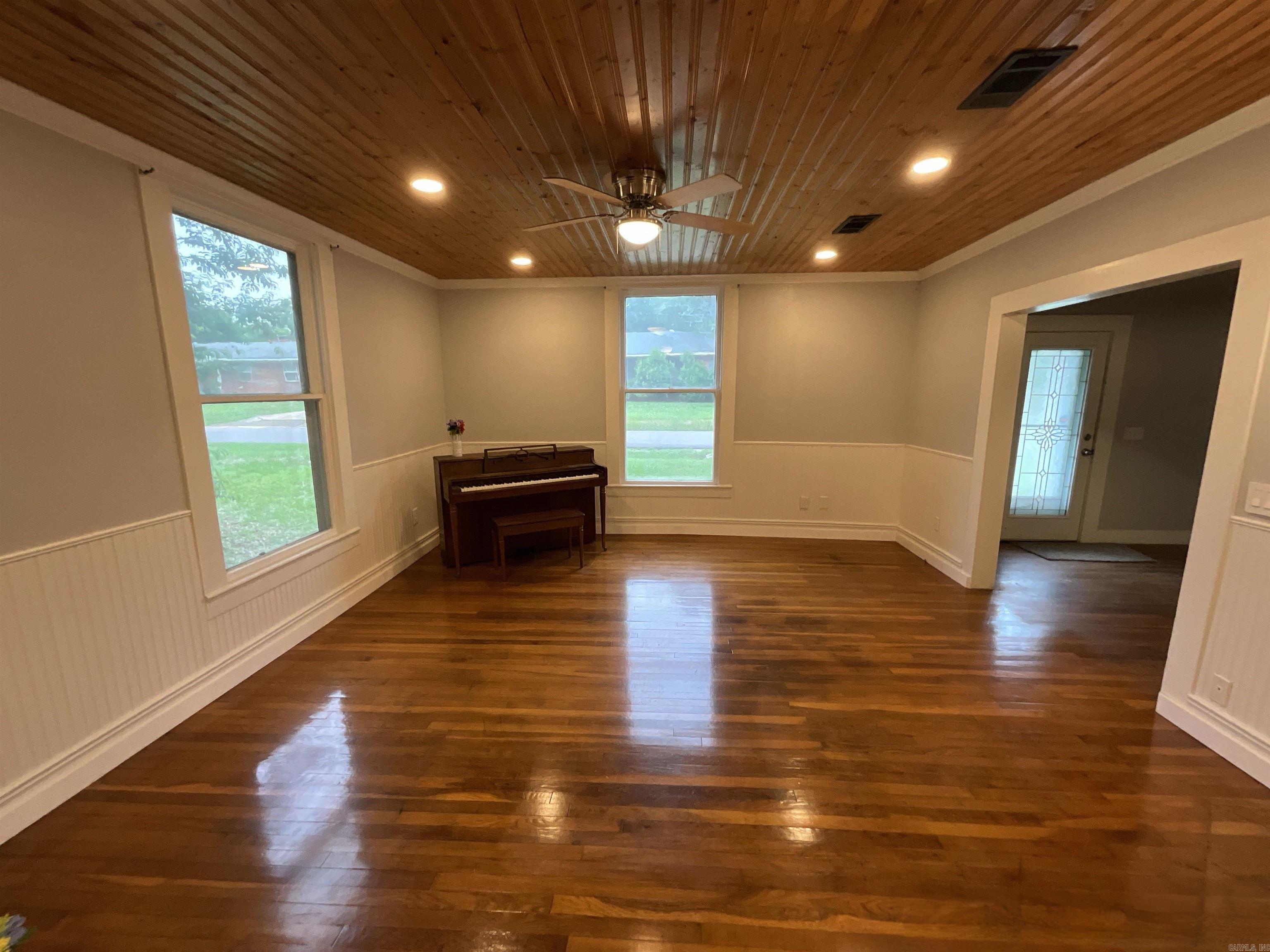 301 W Frazior  Linden, TX