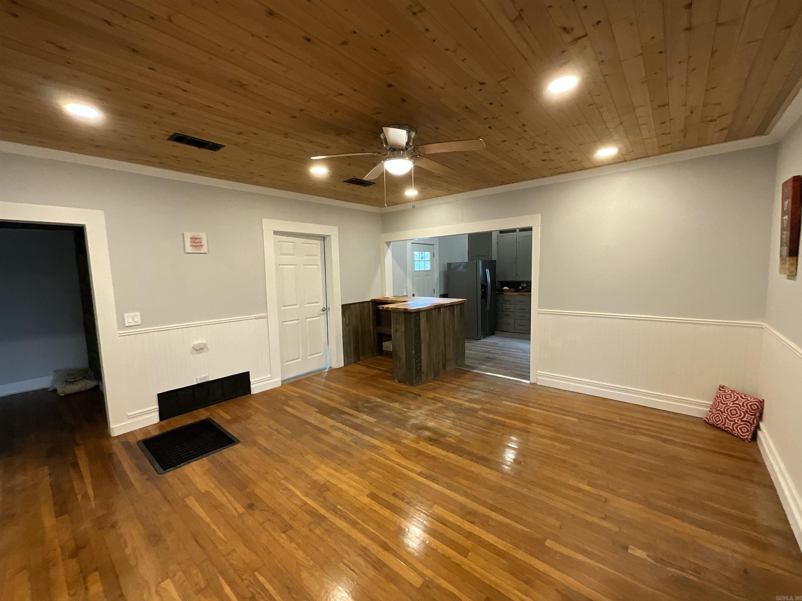 301 W Frazior  Linden, TX