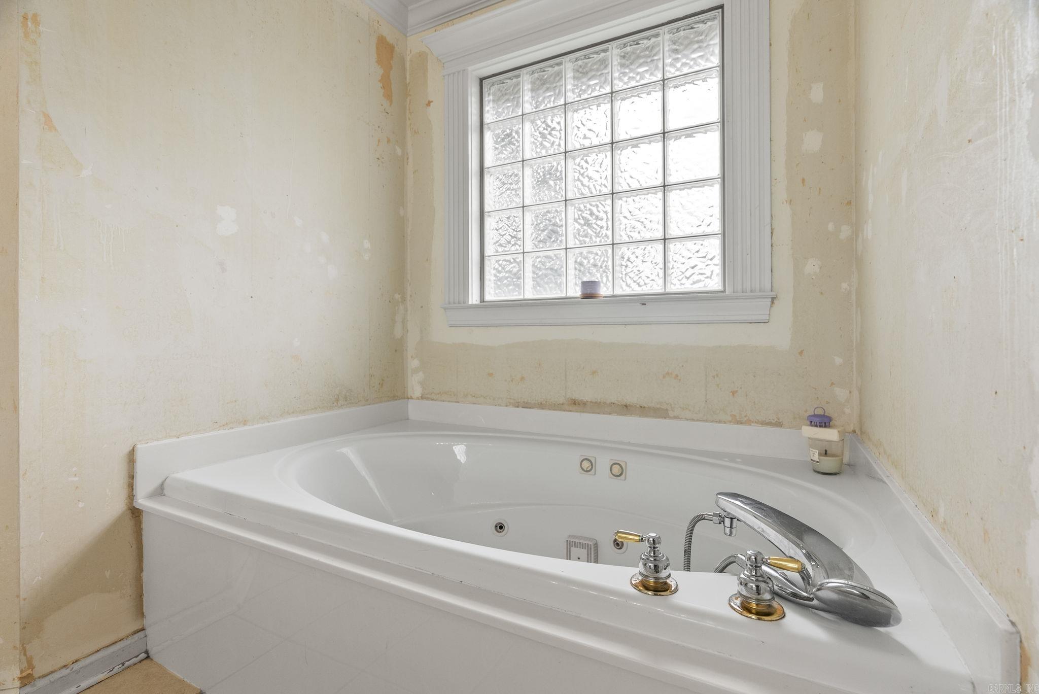 4 Ouachita Drive Maumelle, AR 72113