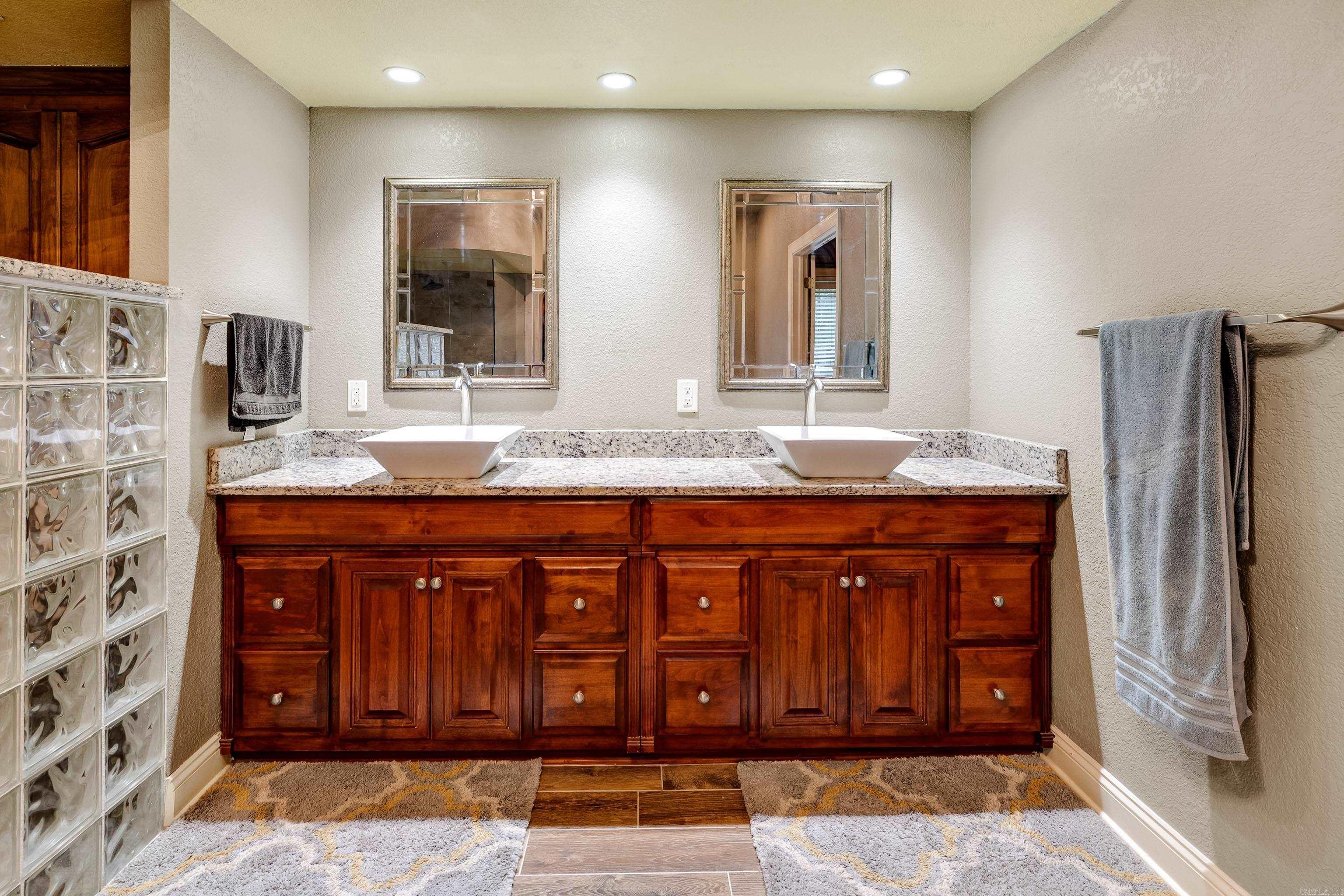 15680 Spring Club  East End, AR