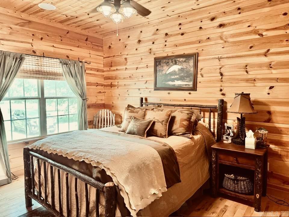 1040/1056 S Riverview  Mountain View, AR