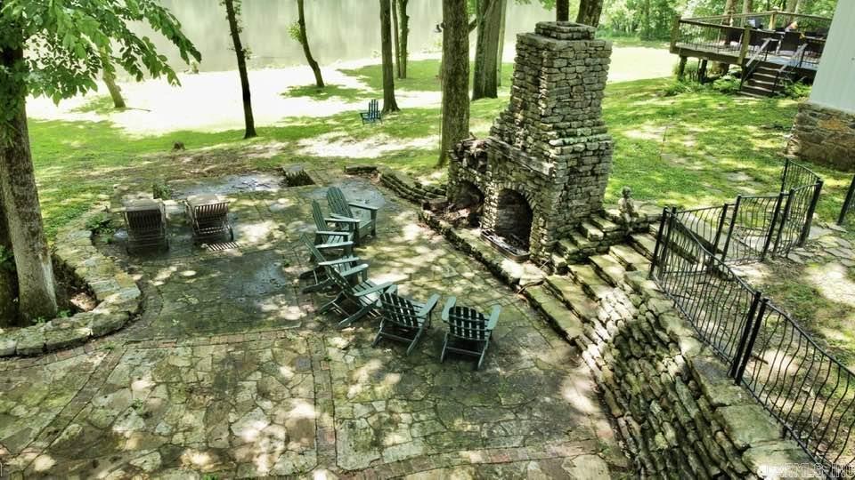 1040/1056 S Riverview  Mountain View, AR