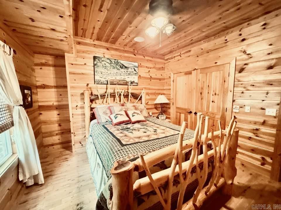 1040/1056 S Riverview  Mountain View, AR