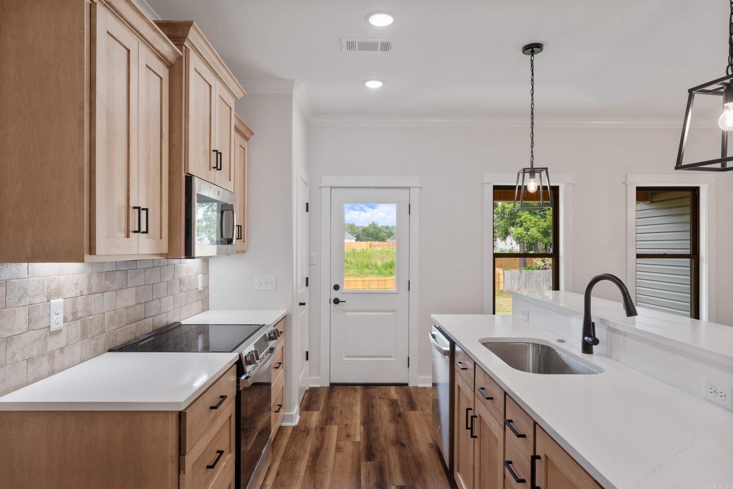 1005 N Red  Sheridan, AR