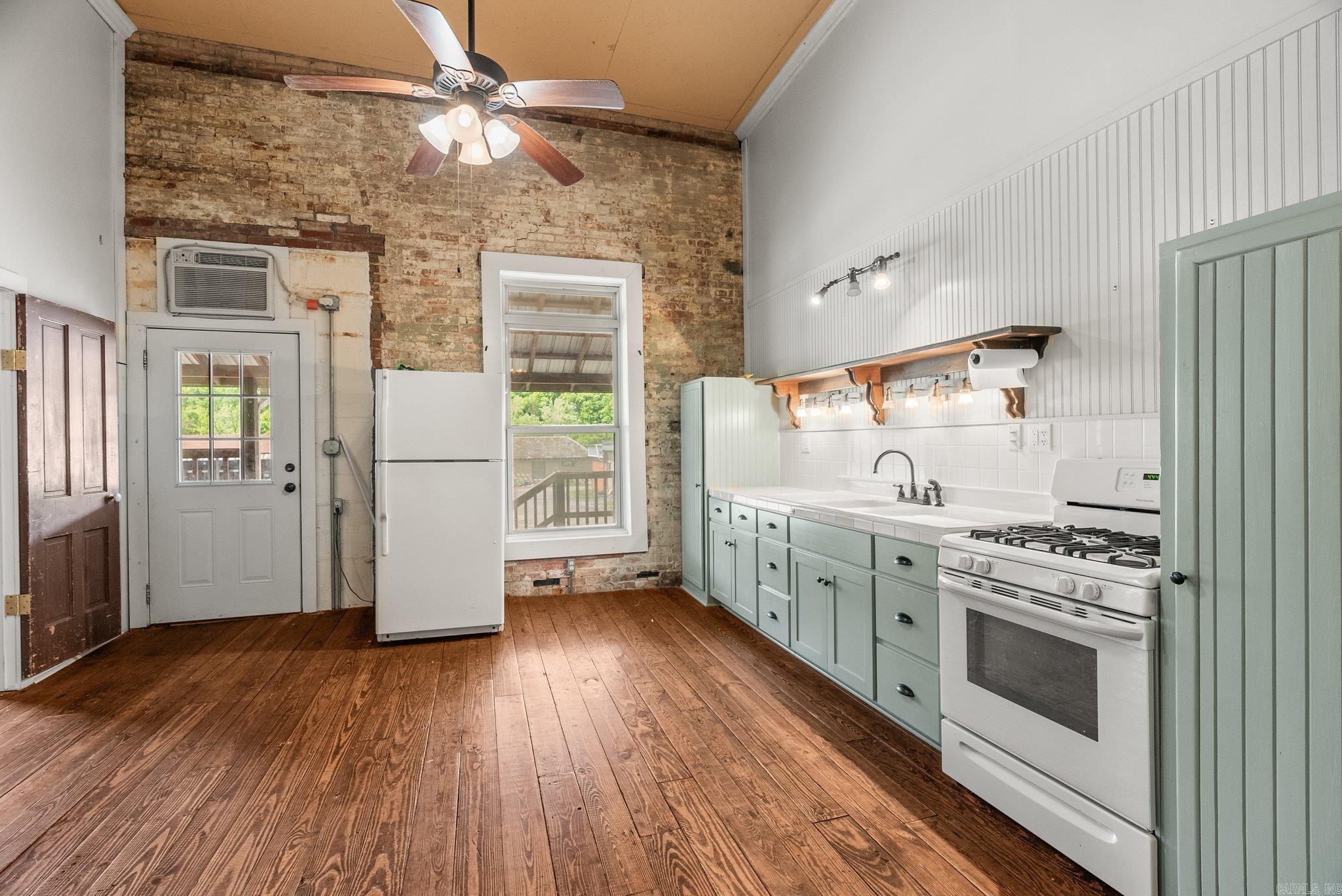 414 Main Street  Leslie, AR