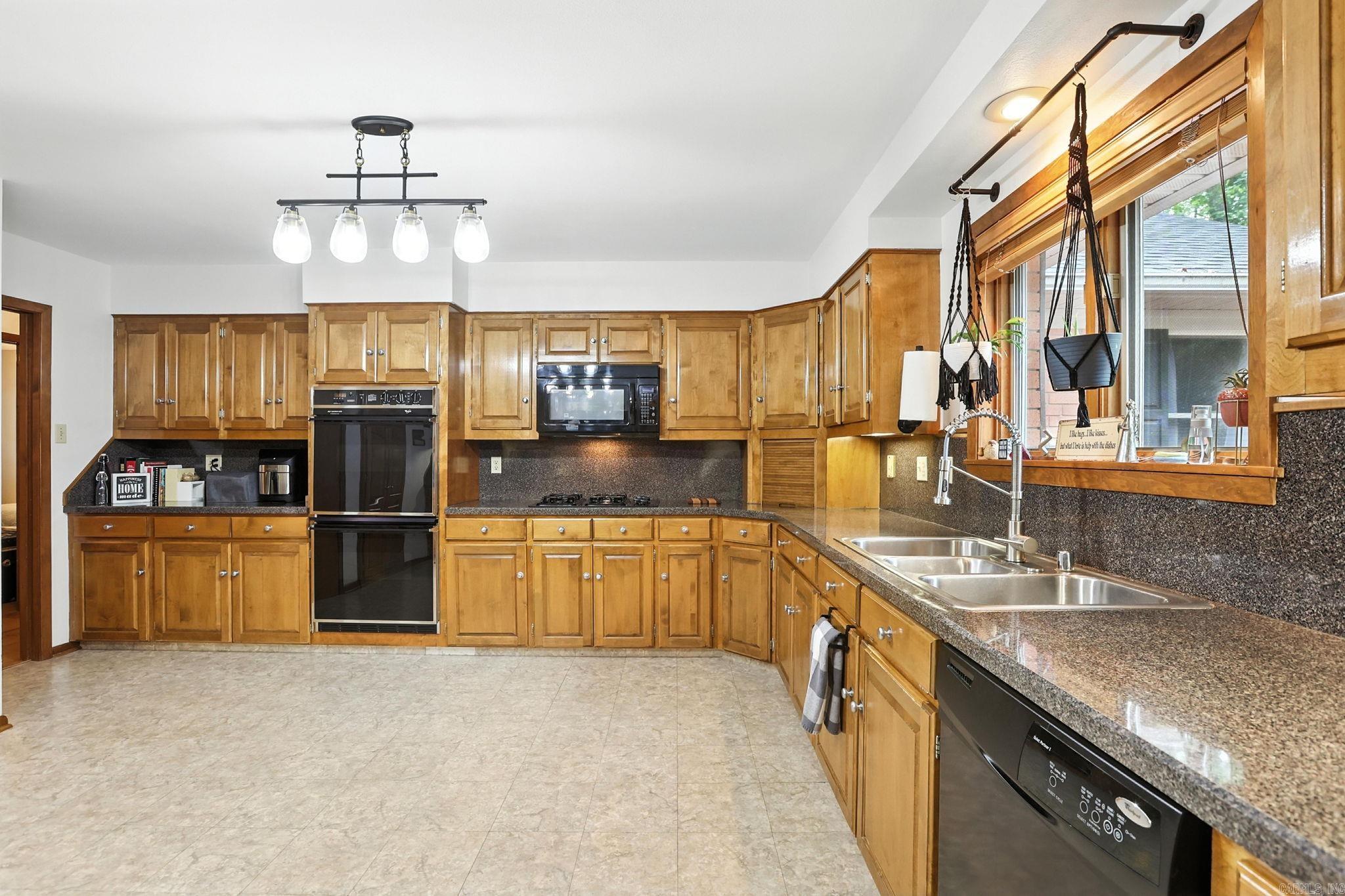 1190 Cambridge Circle Benton, AR 72019