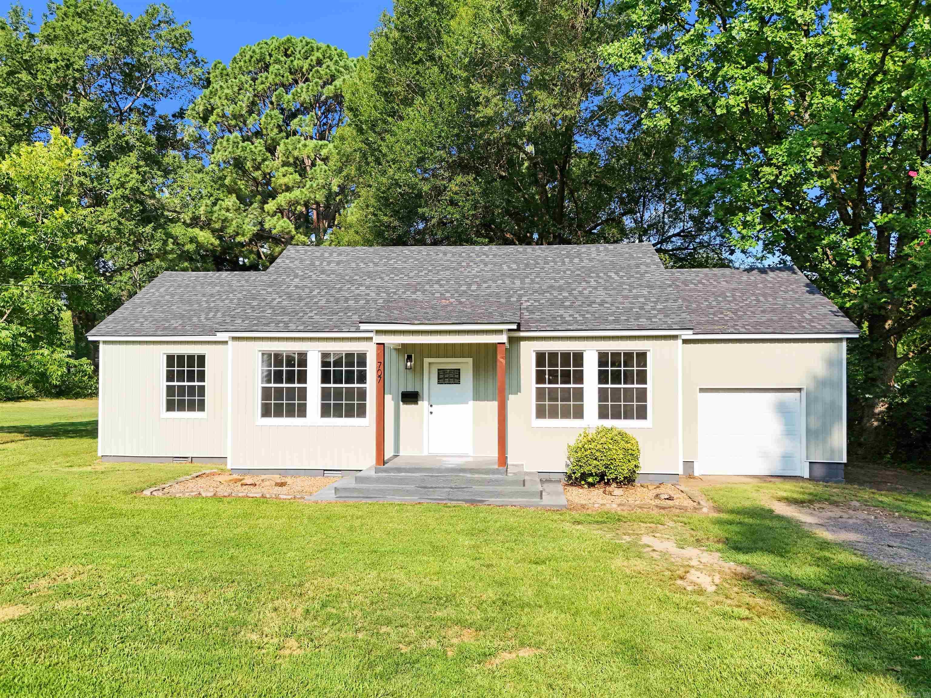 707 N West Street Morrilton, AR 72110