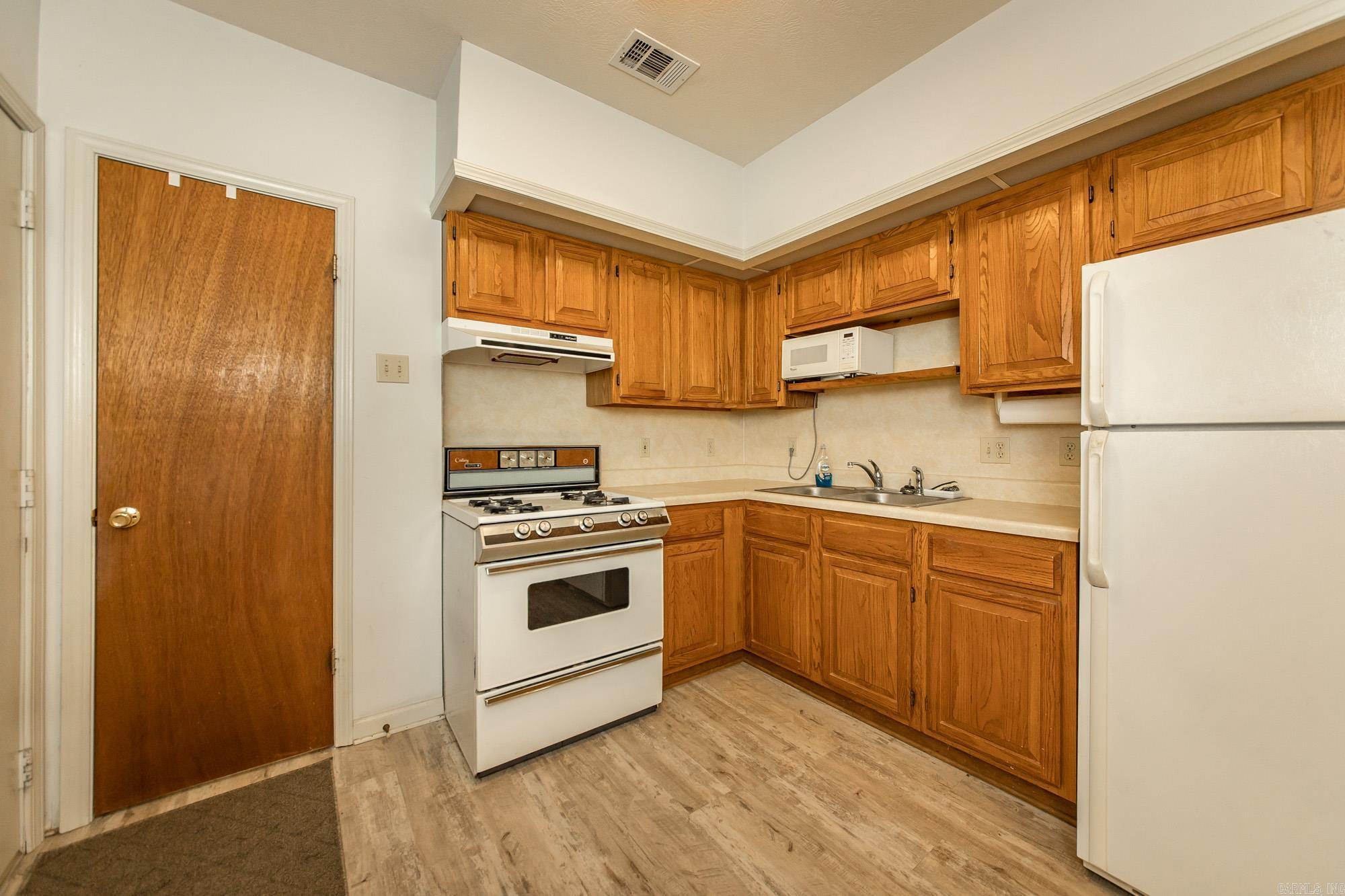 1003 E Homan England, AR 72046