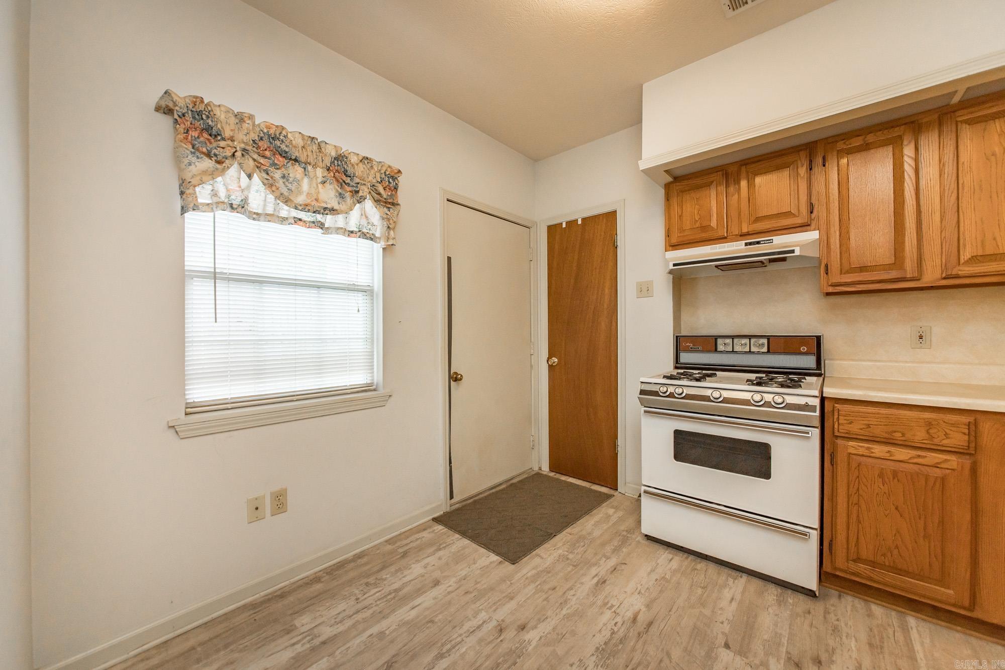 1003 E Homan England, AR 72046