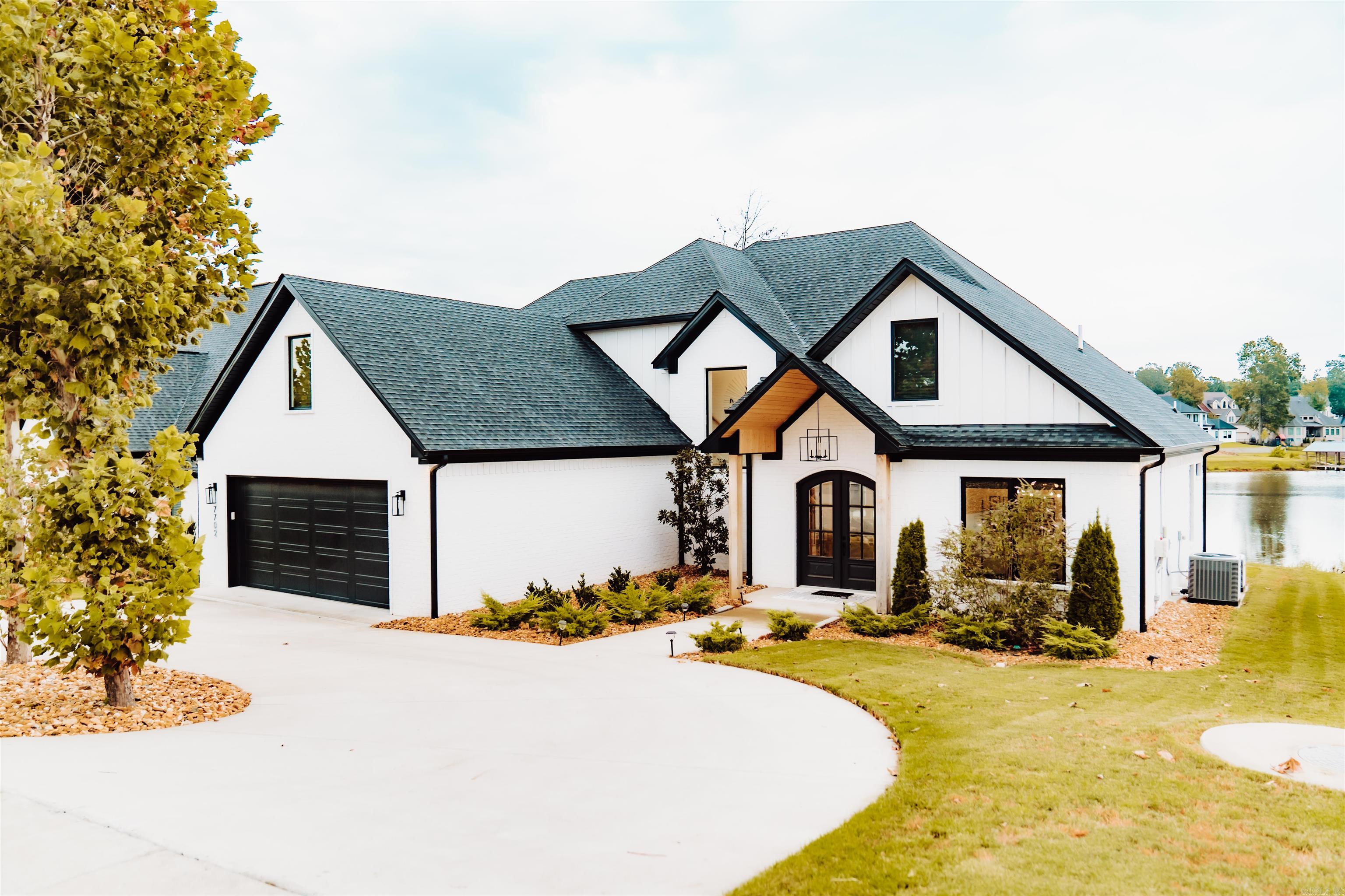 7702 S Shoreline  Benton, AR