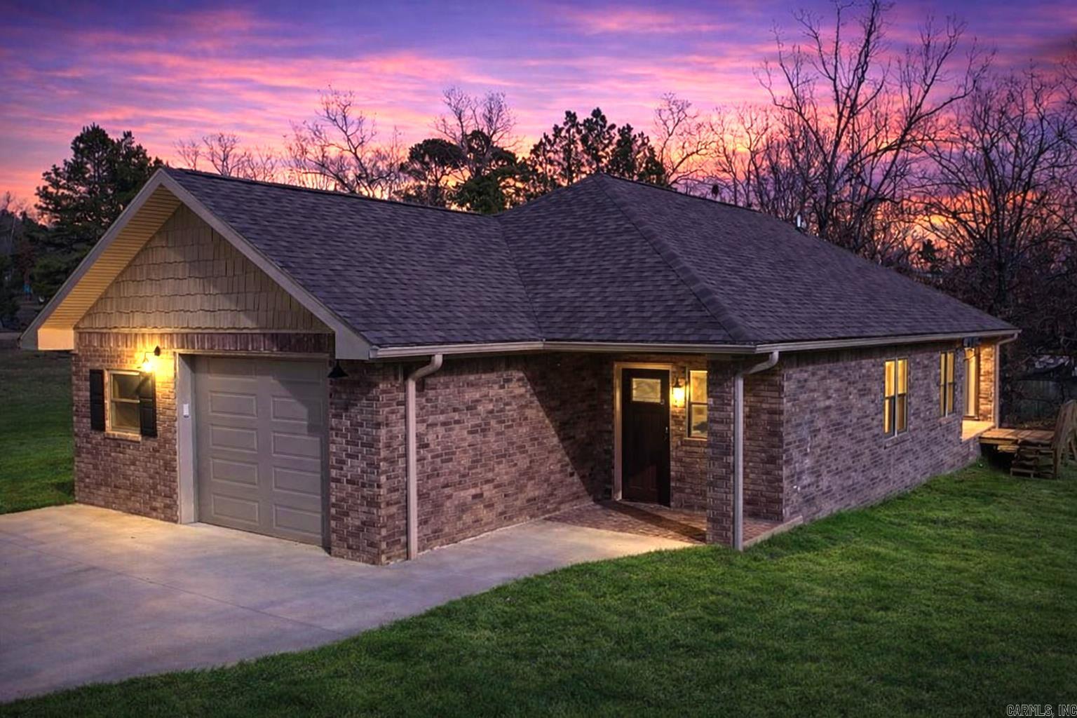 104 Red Oak  Mena, AR