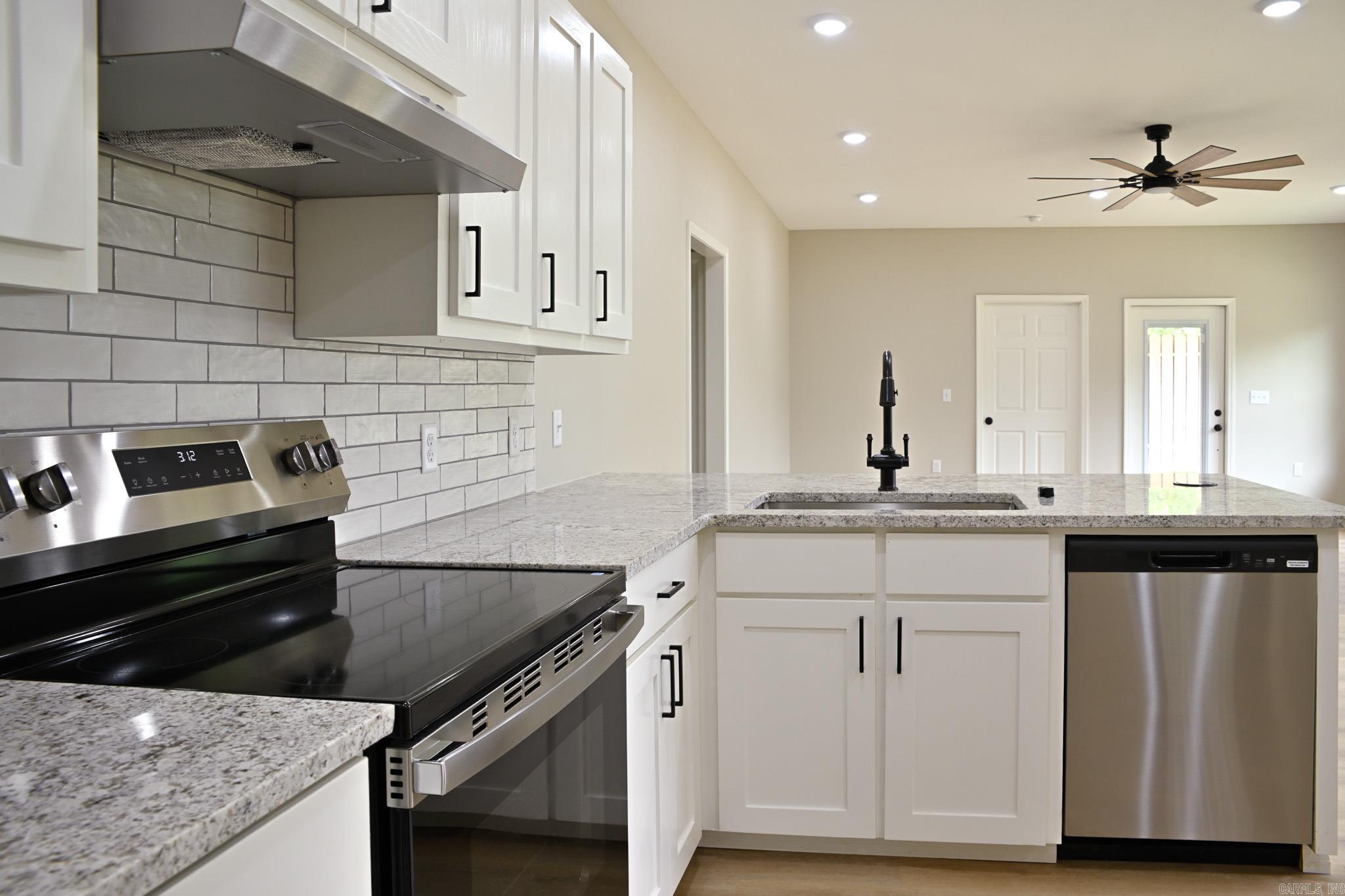 104 Red Oak  Mena, AR