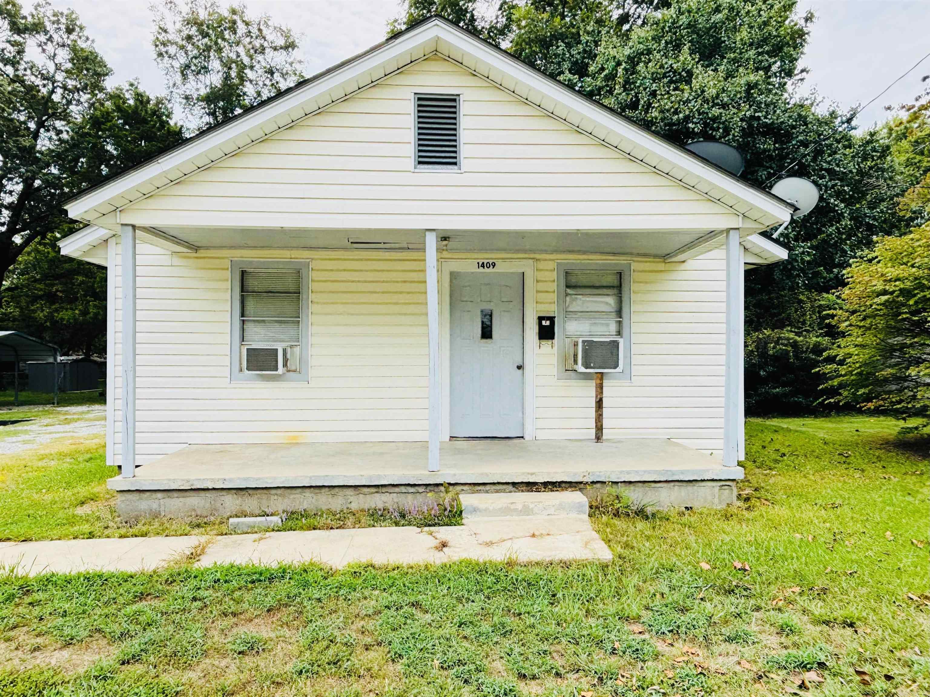 1409 E Moore