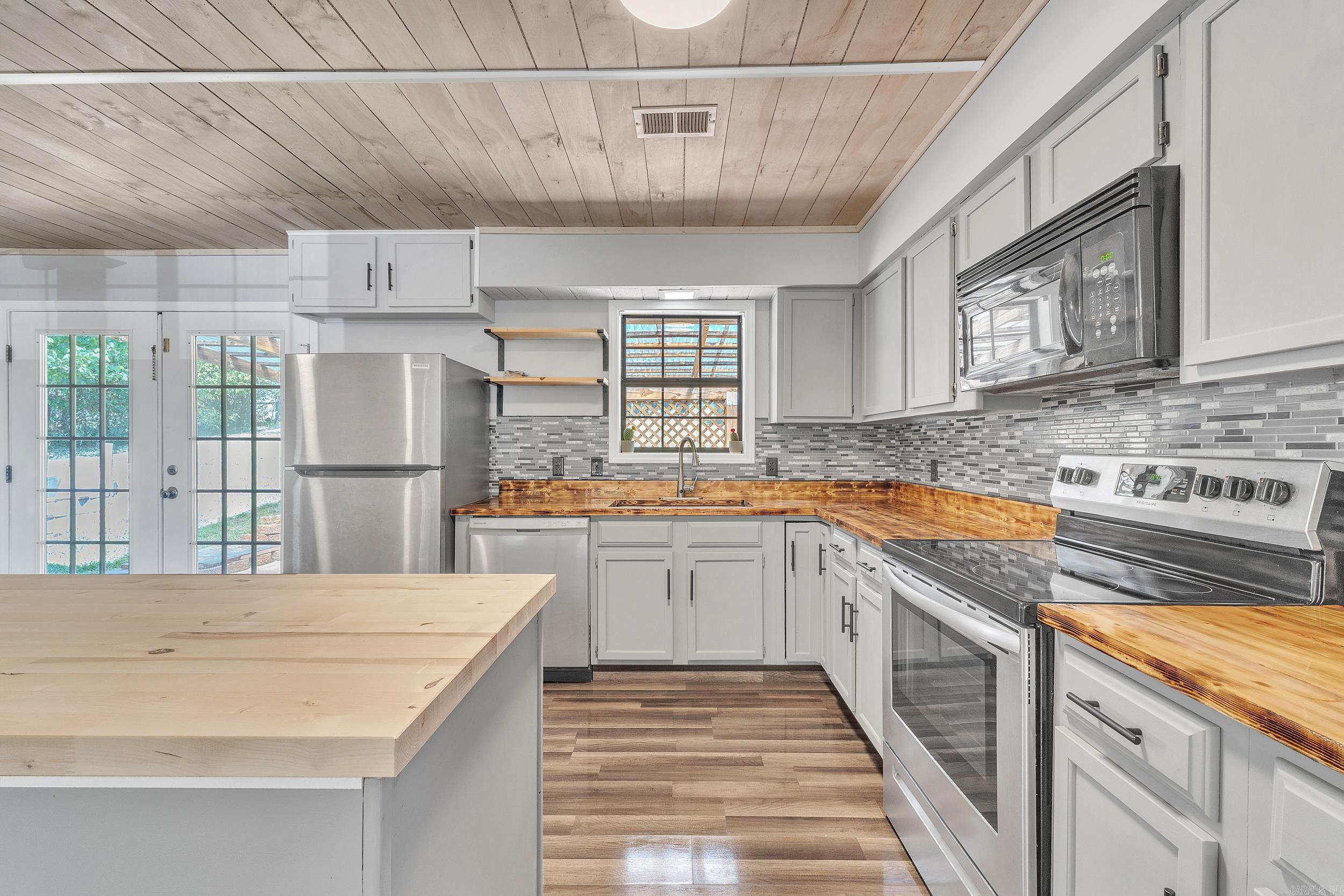 137 Morrison Lane Norfork, AR 72658