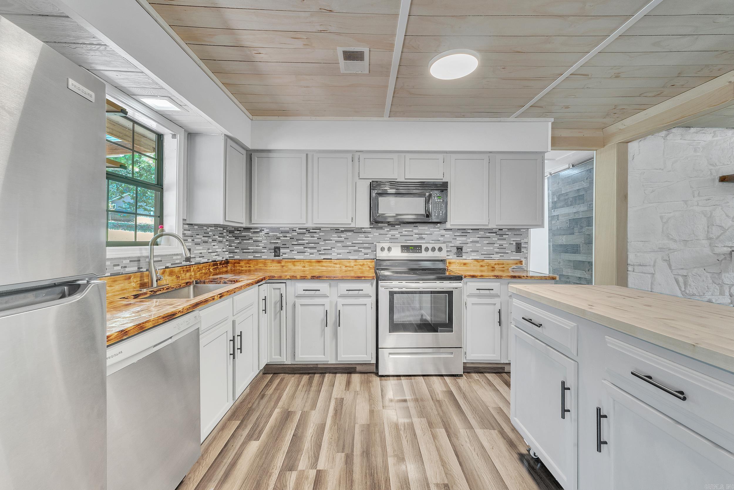 137 Morrison Lane Norfork, AR 72658