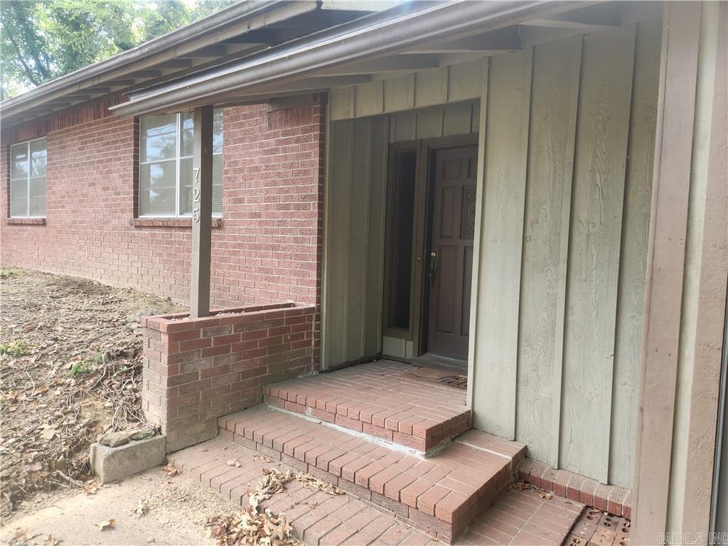 725 N Montgomery  Clarksville, AR