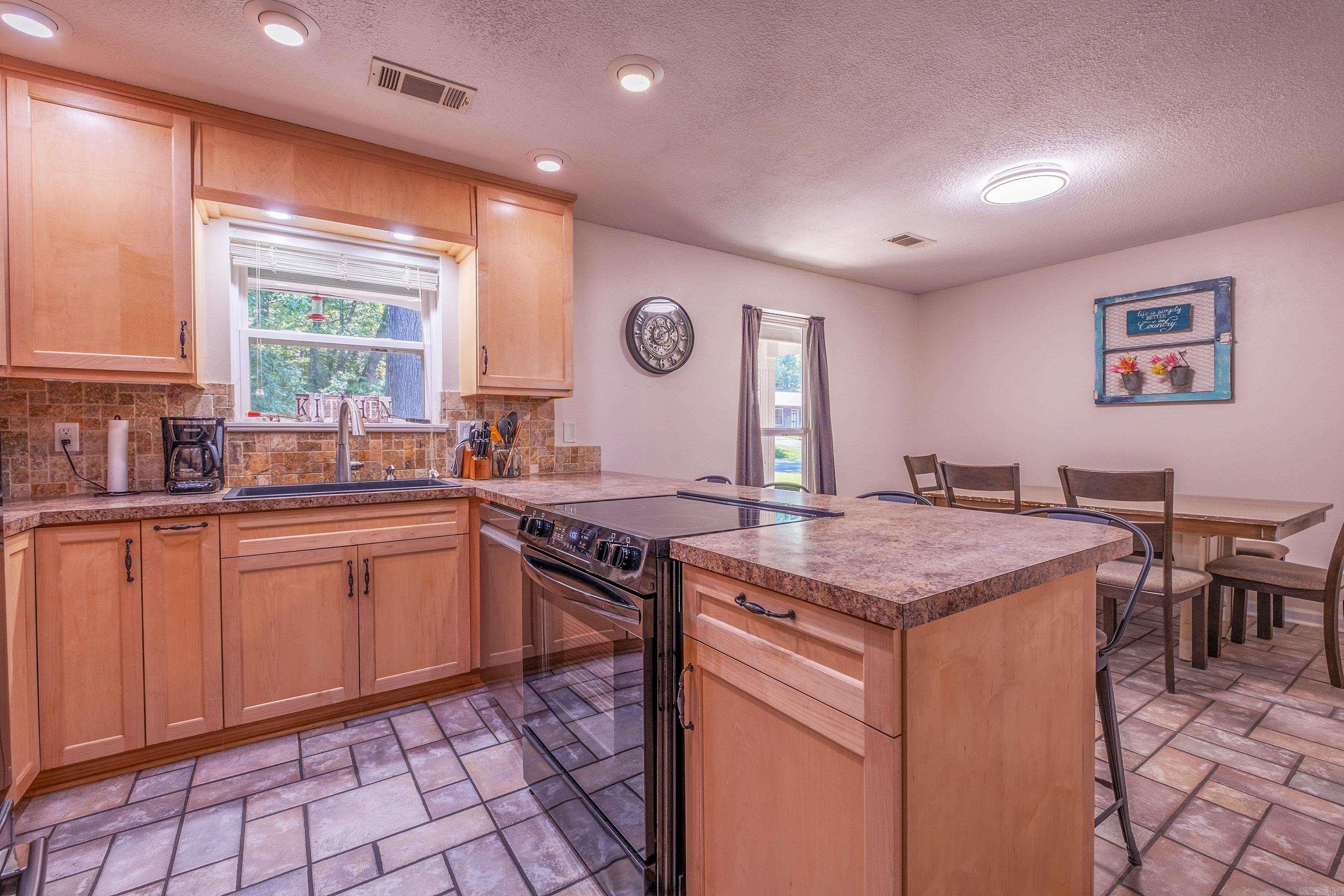 12 Carwin Benton, AR 72015