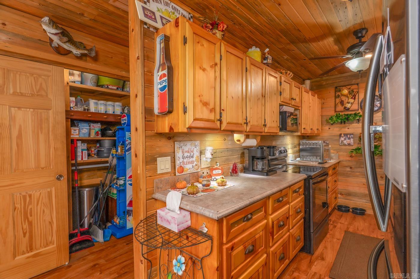 21 W Lakeshore Dr  Highland, AR