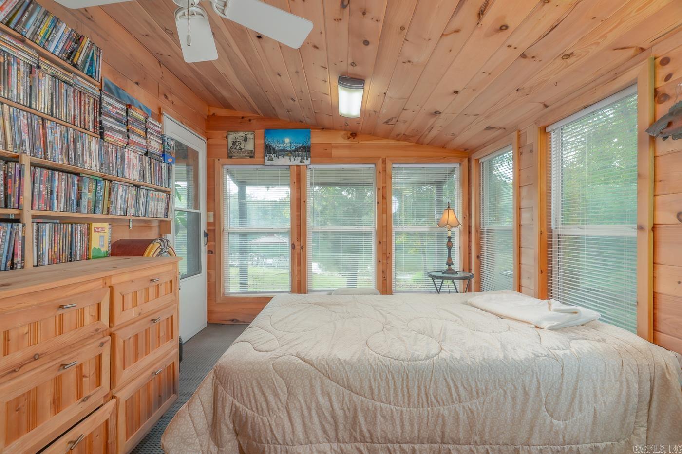 21 W Lakeshore Dr  Highland, AR