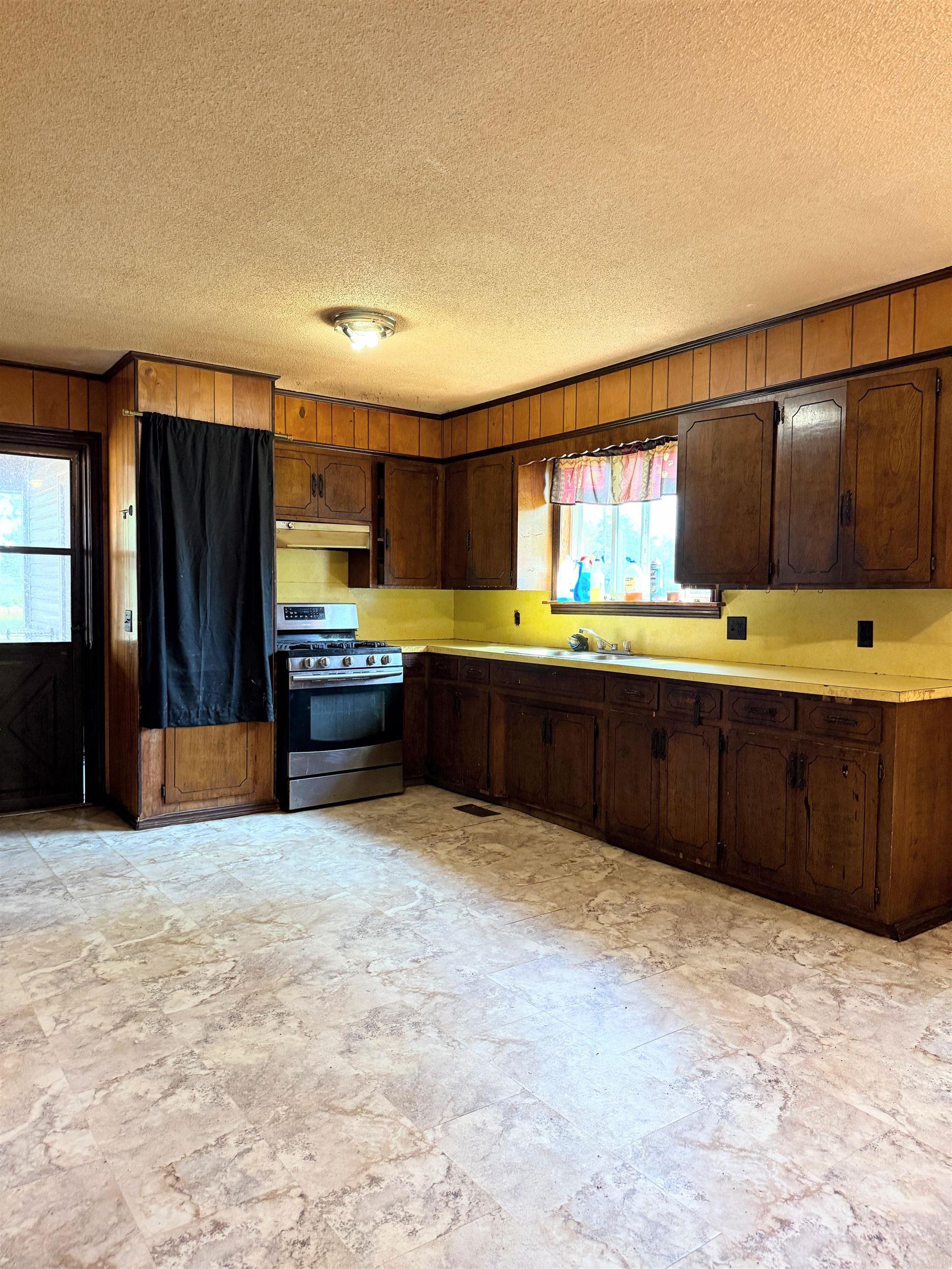 500 Gravel Hill  Altus, AR