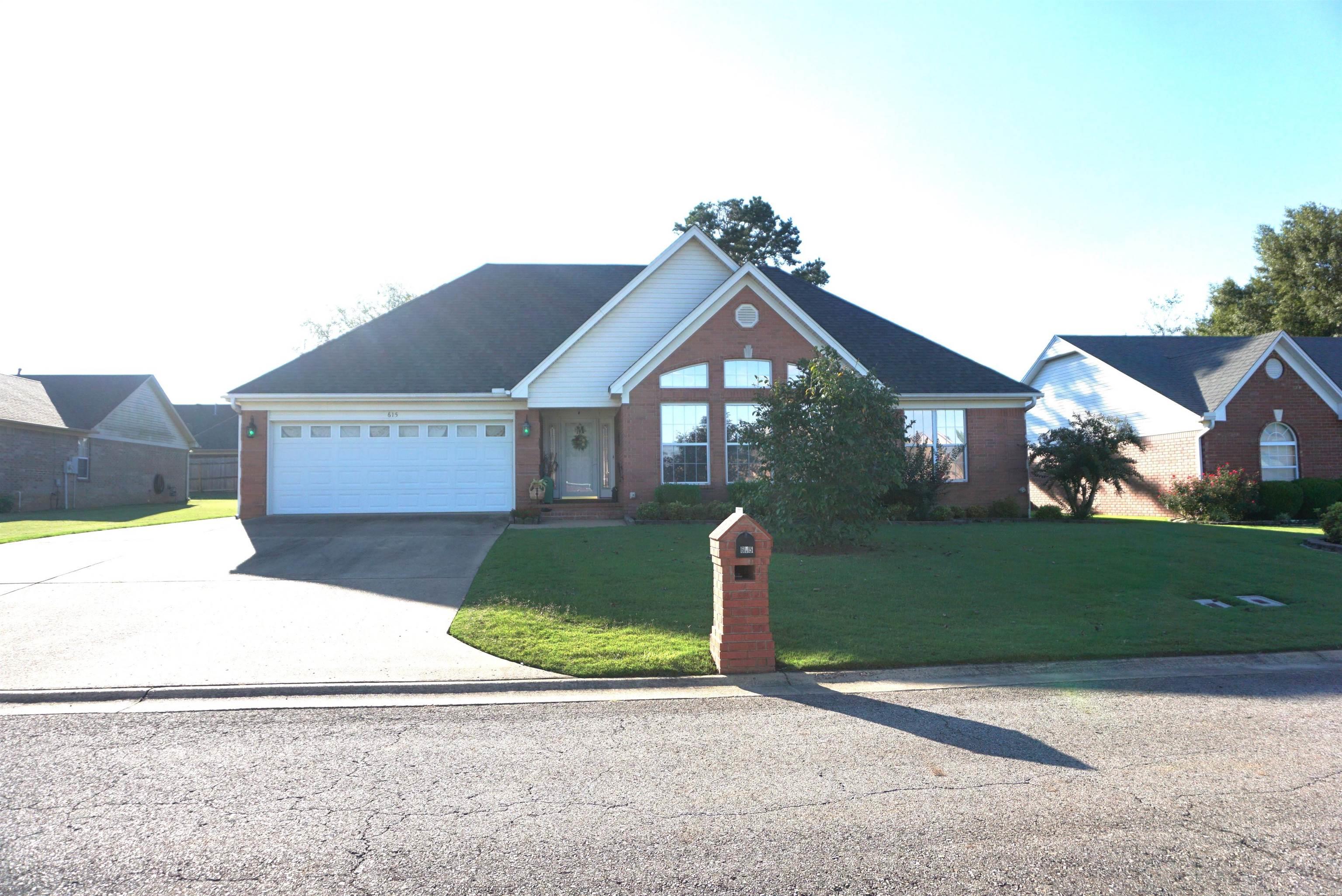 615 Chesapeake Dr Searcy, AR 72143
