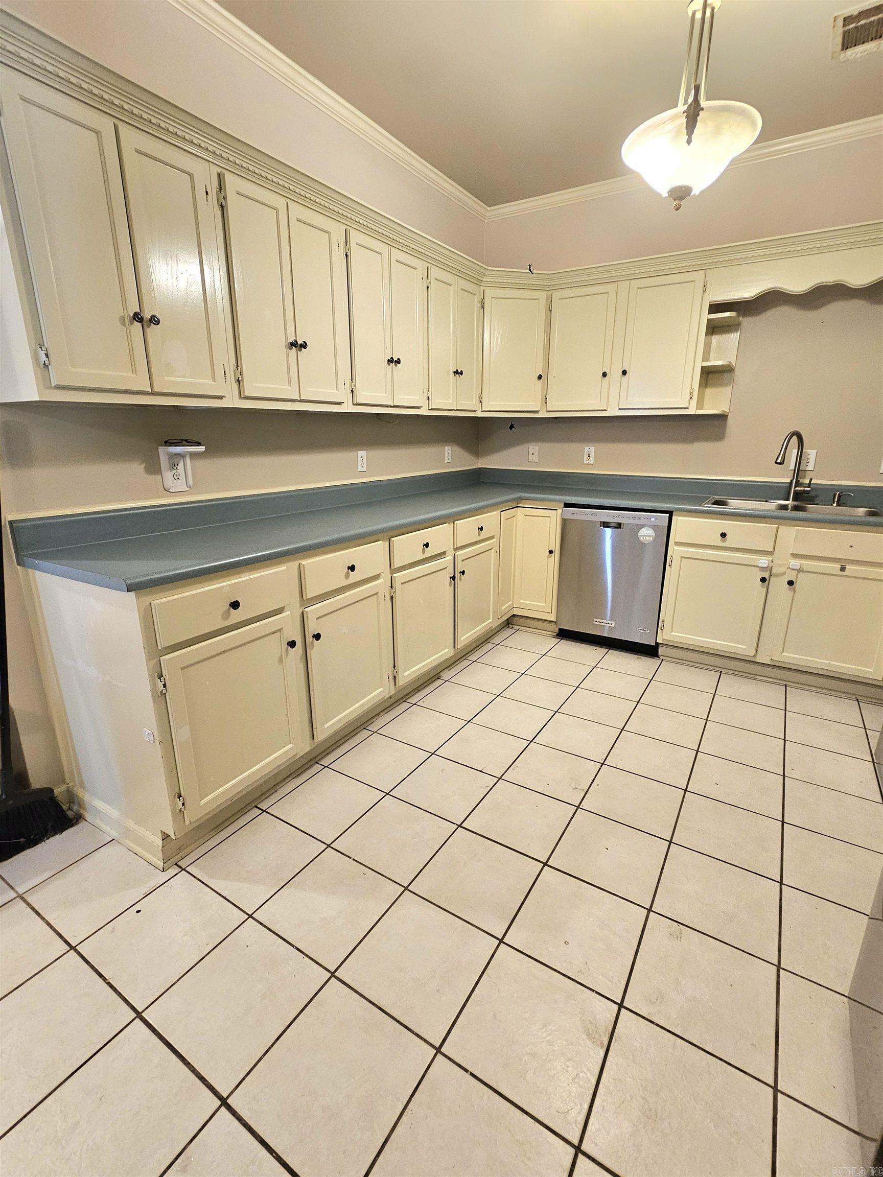 1018 W Holland Avenue White Hall, AR 71602