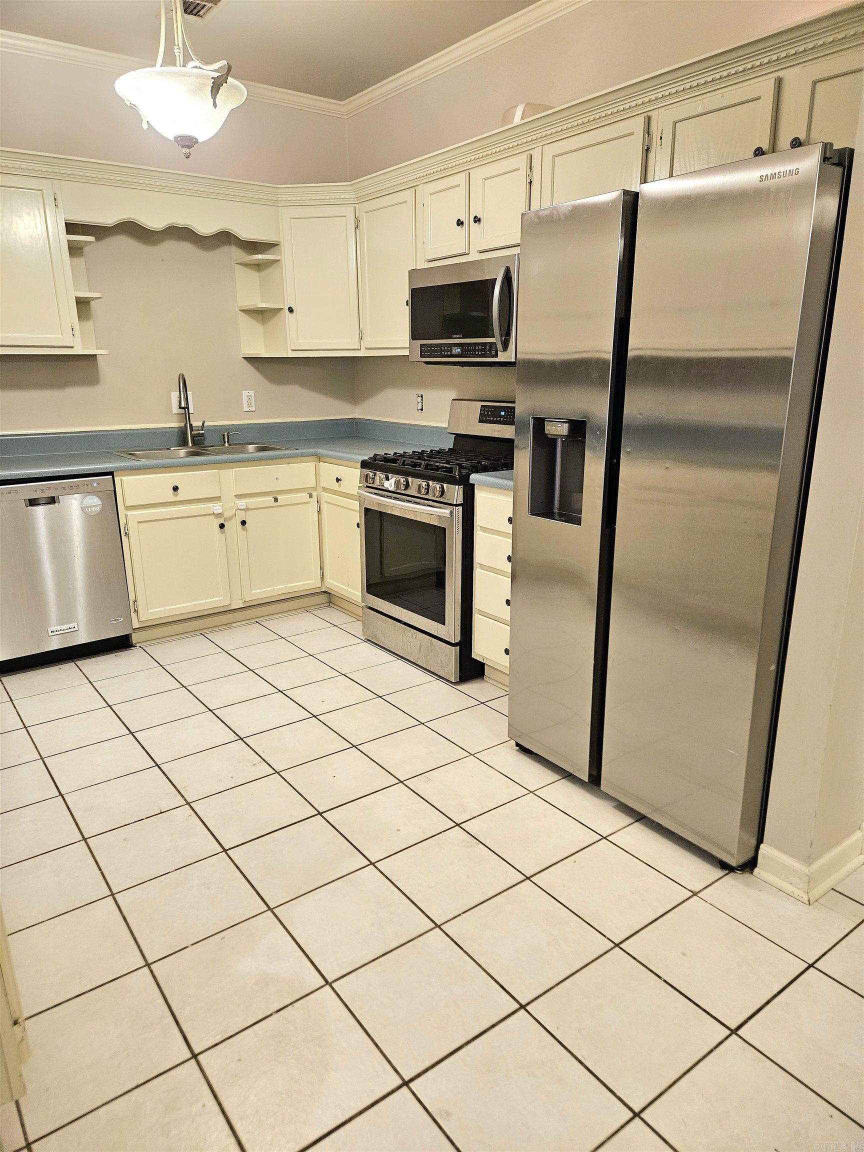 1018 W Holland Avenue White Hall, AR 71602