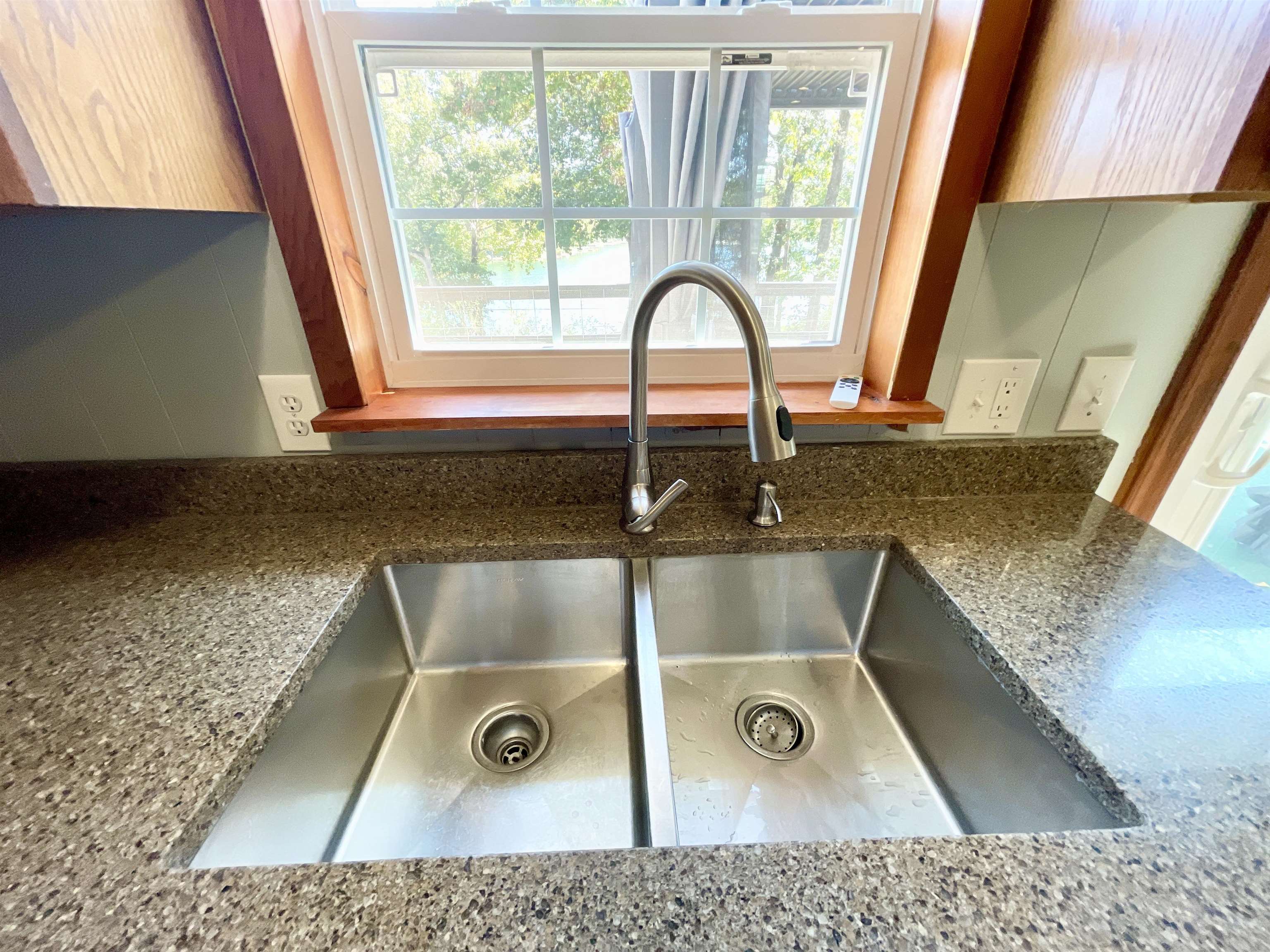 29 W Lakeshore Drive Cherokee Village, AR 72529