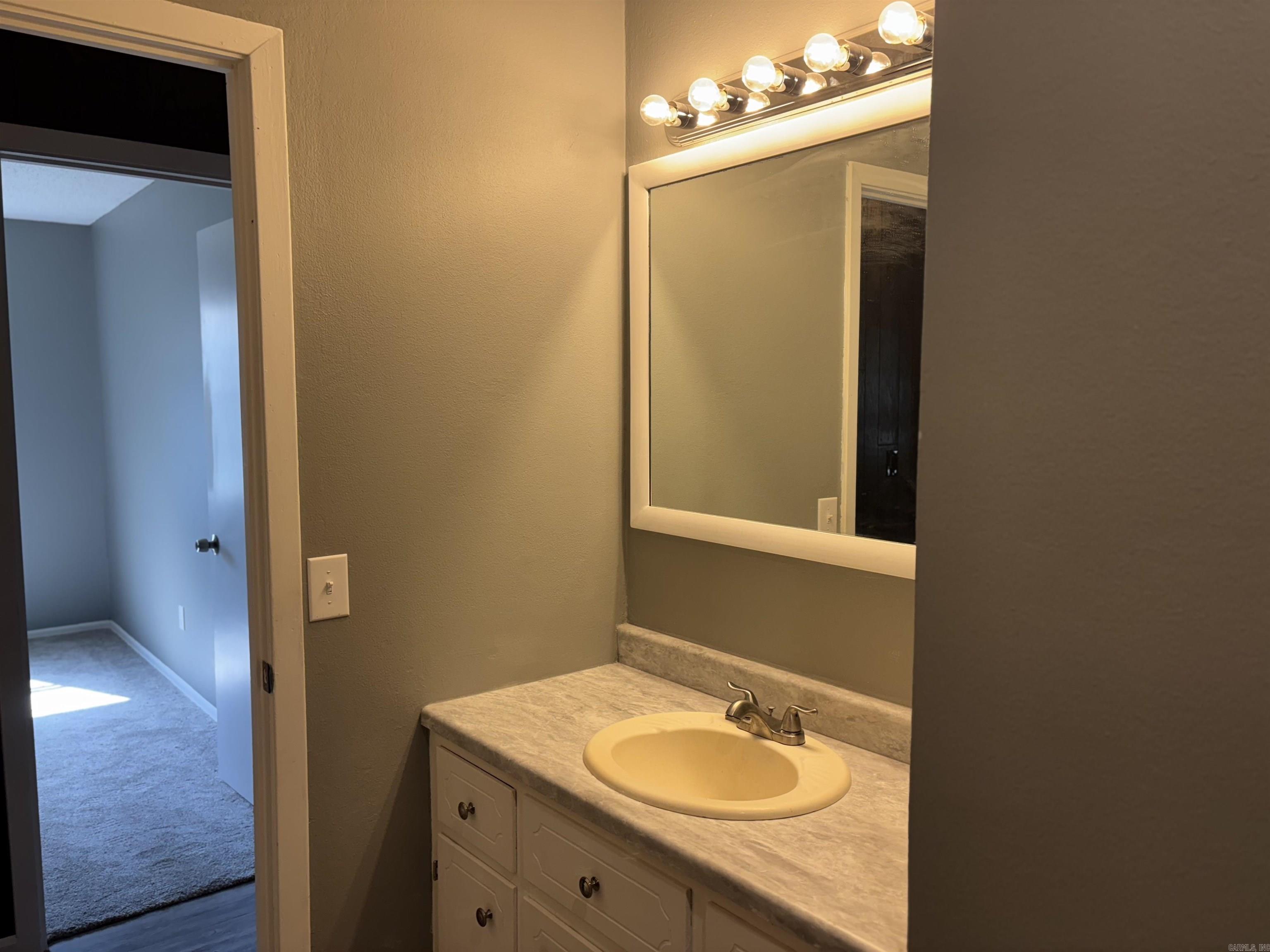 235 E 10th Street Newark, AR 72562