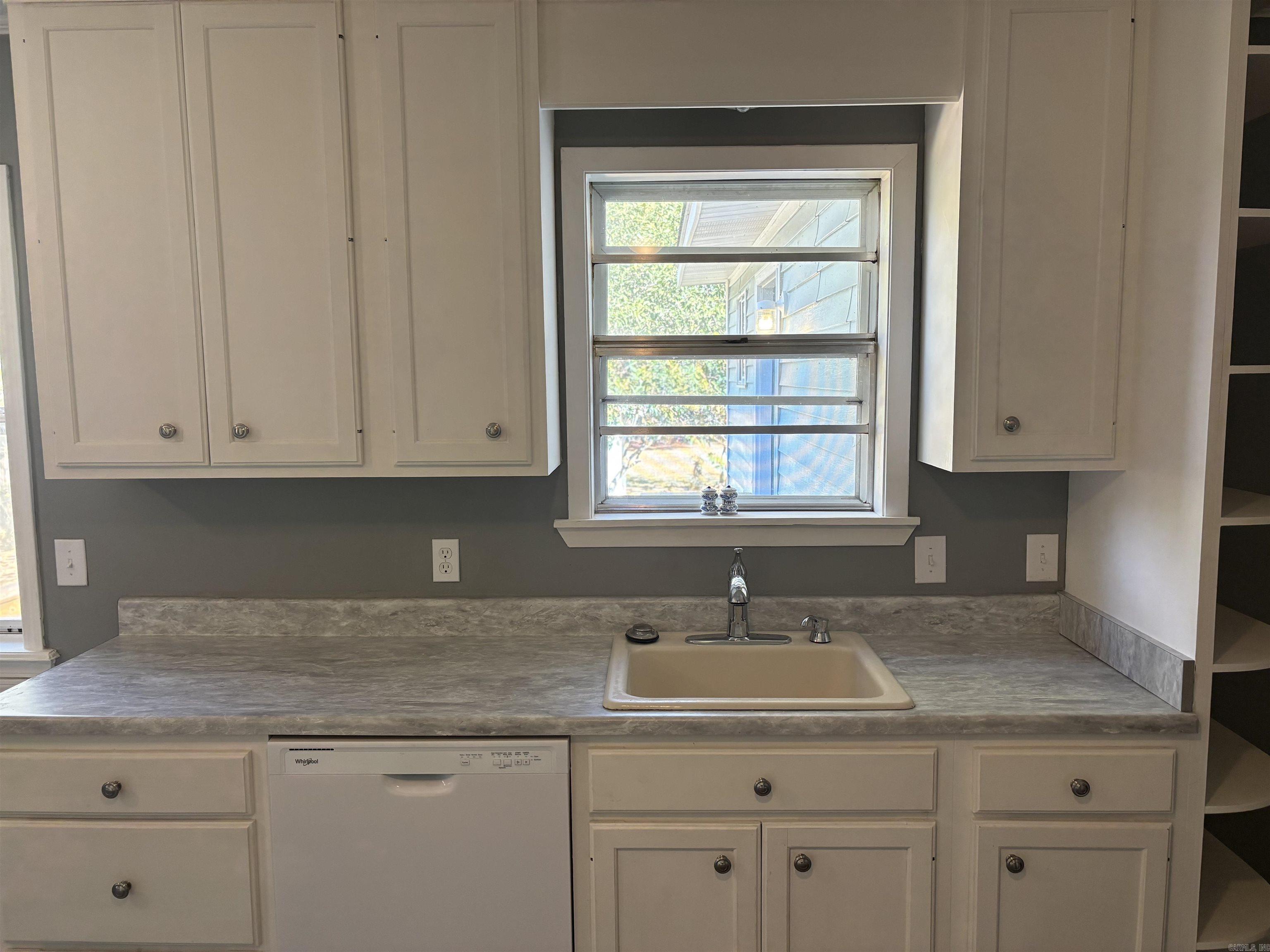 235 E 10th Street Newark, AR 72562