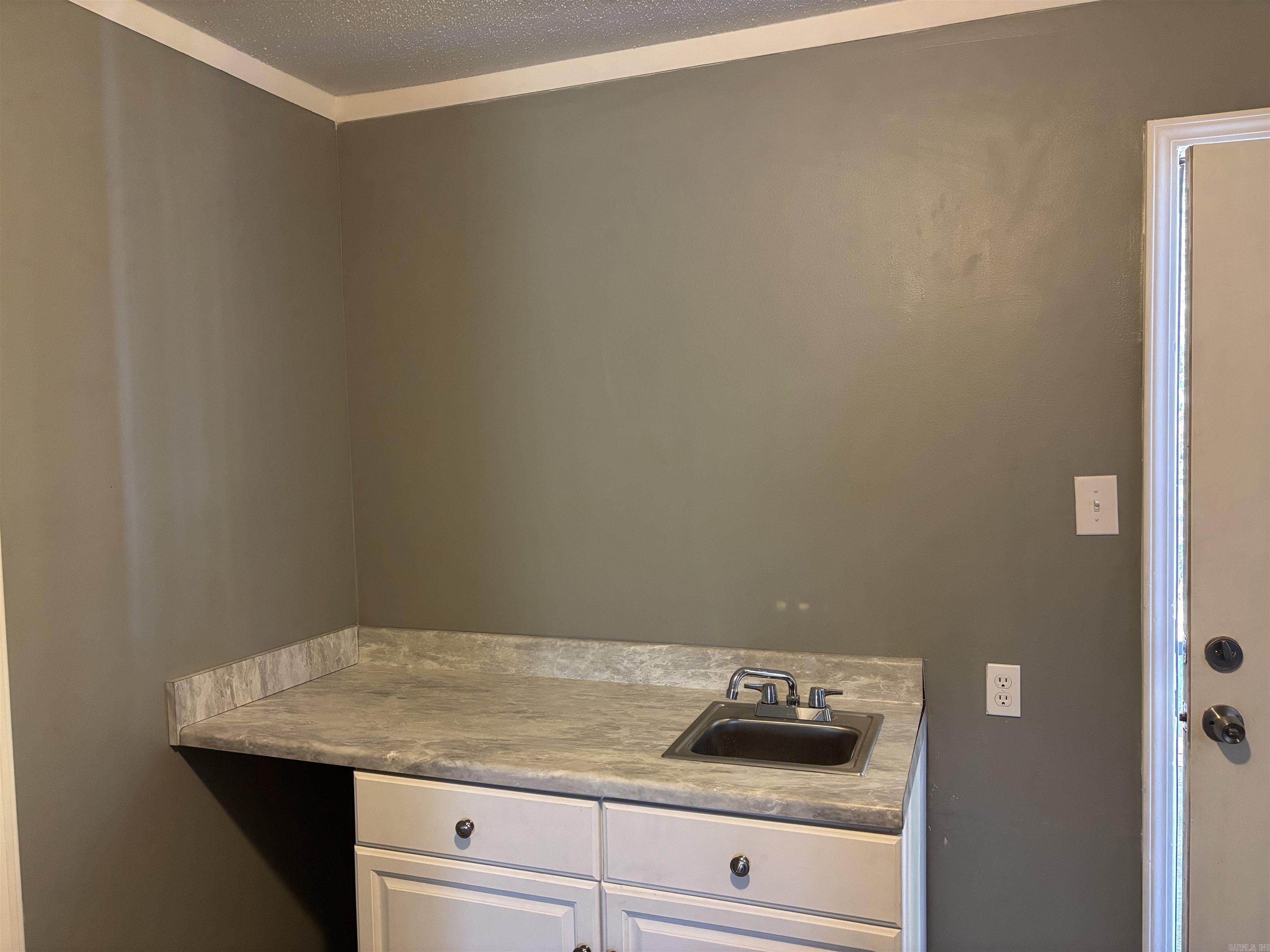 235 E 10th Street Newark, AR 72562