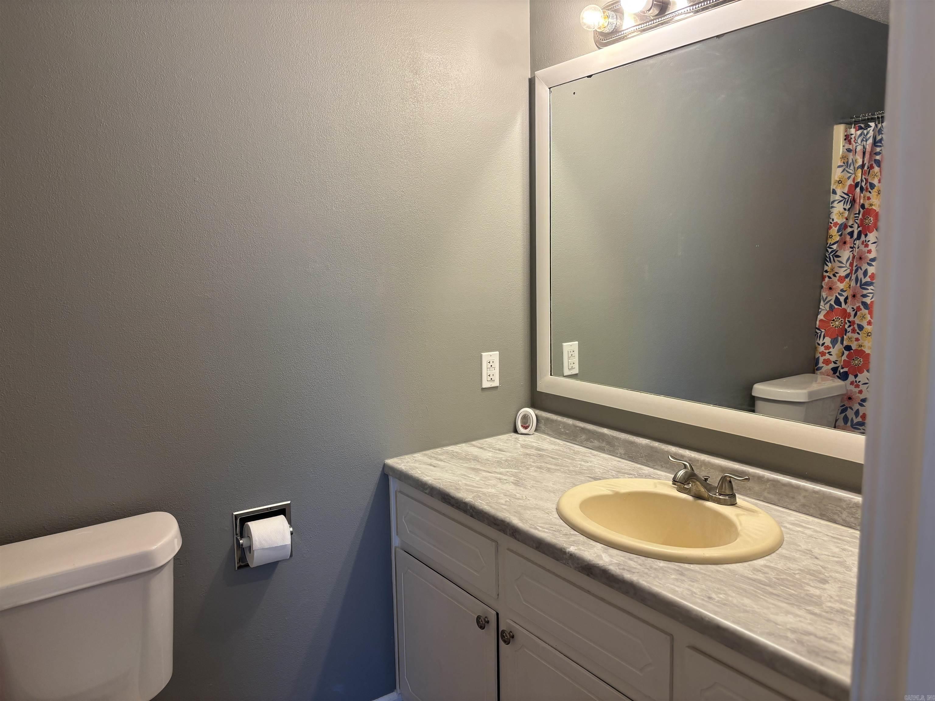 235 E 10th Street Newark, AR 72562